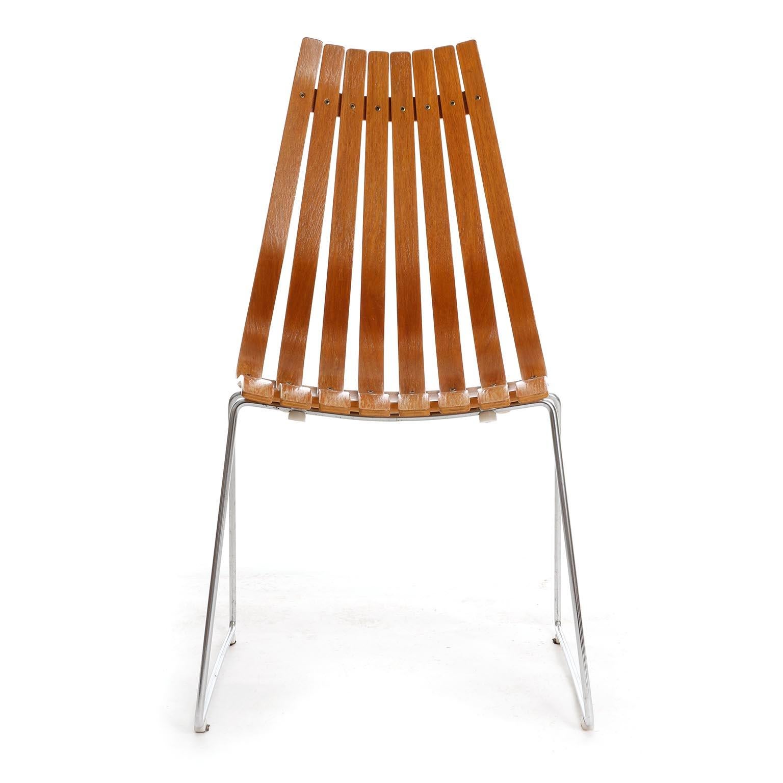 Une chaise de la série Scandia, conçue par le designer norvégien Hans Brattrud en 1957 et produite par Hove Mobler au milieu du siècle, vers 1960.
La chaise est composée d'une base en acier chromé et le siège est constitué de lattes courbes et