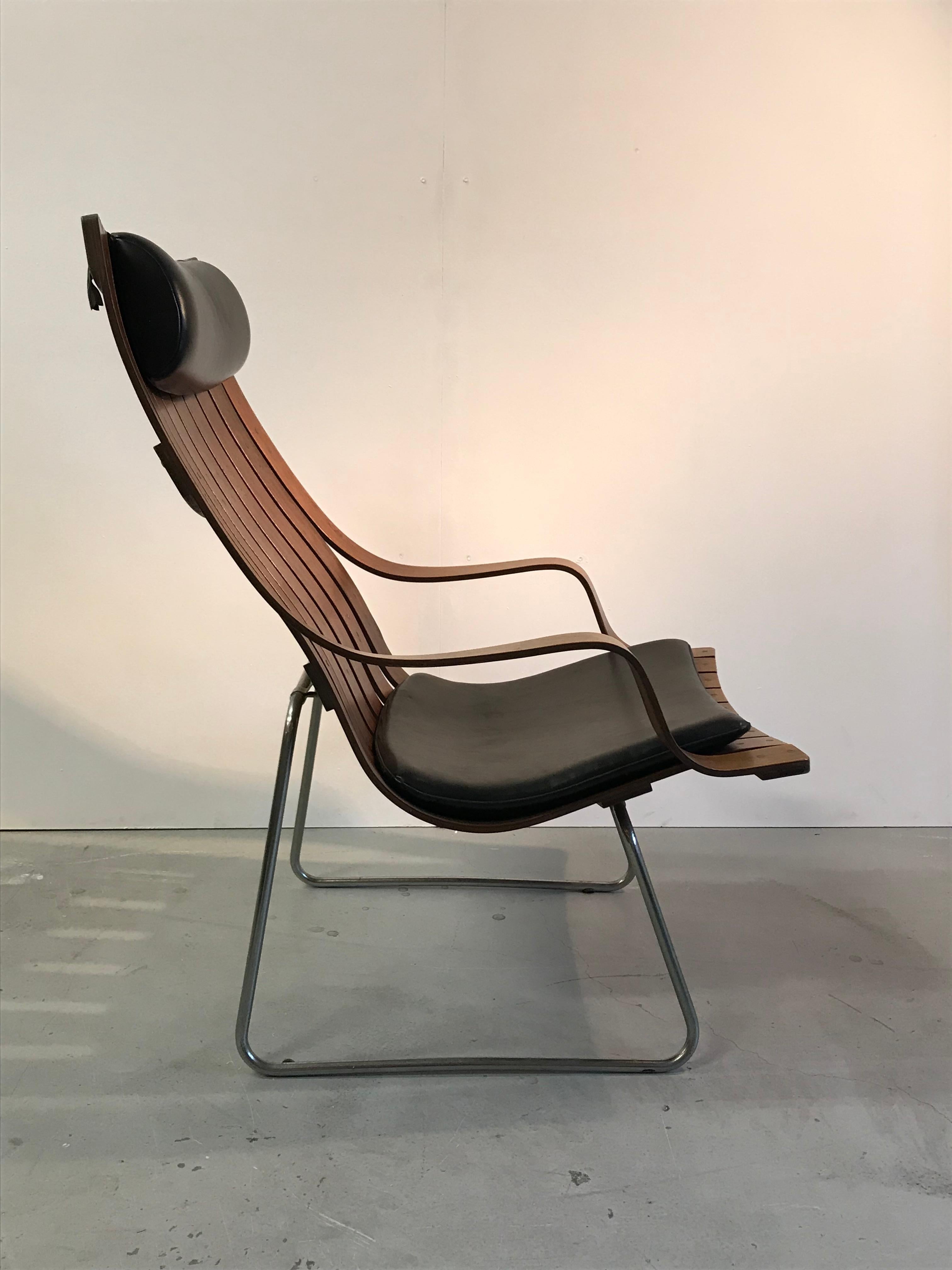 Besonderer Sessel von Hans Brattrud. Entworfen in den 1950er Jahren.
Das Design mit den vertikalen Rippen, die an horizontalen Schichtstoffplatten befestigt sind, macht es zu einer raffinierten Konstruktion, die es zu einem echten Blickfang macht.