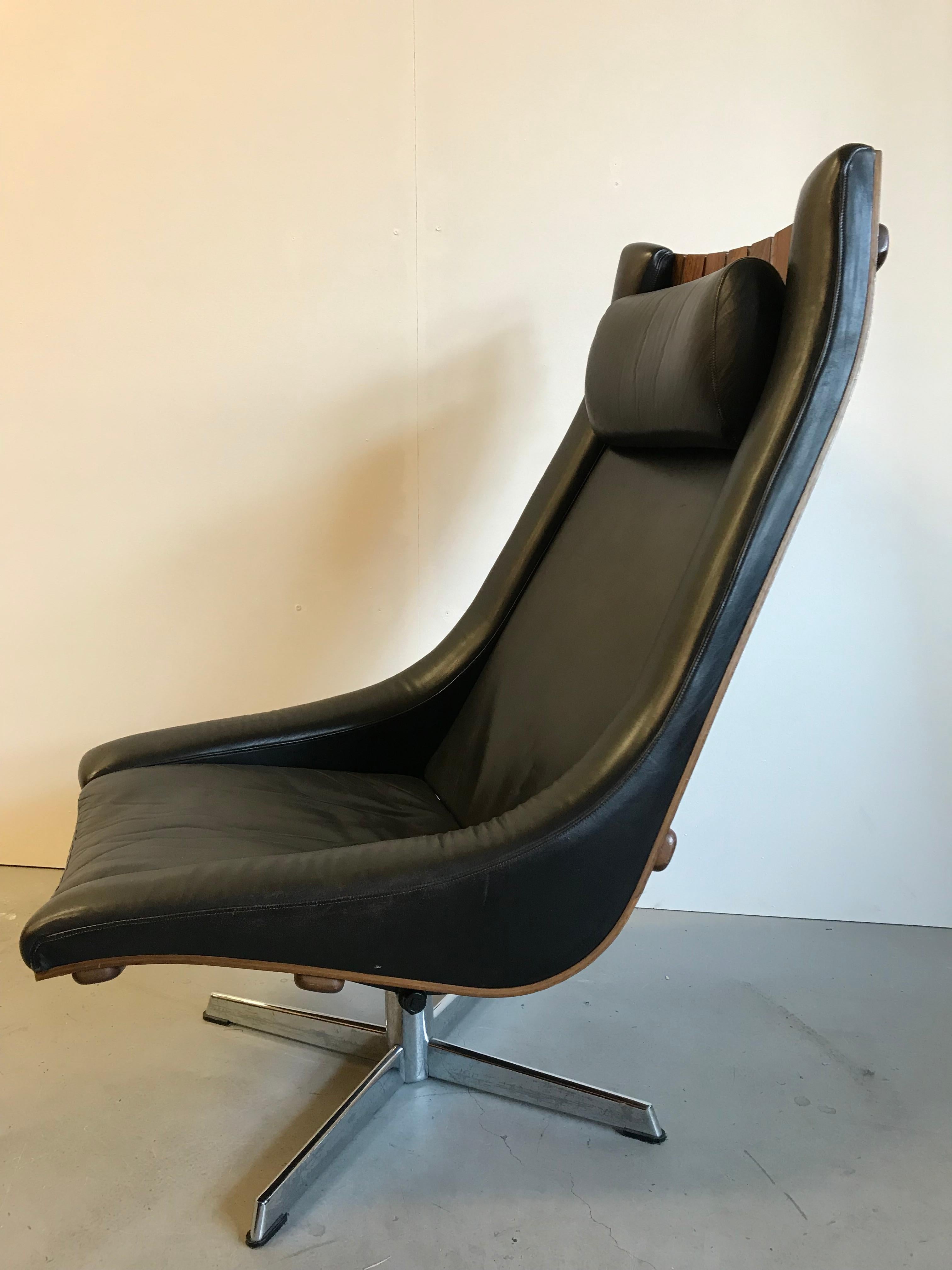 Besonderer Sessel von Hans Brattrud. Entworfen in den 1960er Jahren.
Dieser Scandia-Stuhl für Hove Mobler ist aus Palisanderholz gefertigt. Er hat einen verchromten Drehfuß und kann aufgrund seiner Lederpolsterung als exklusiv bezeichnet werden.