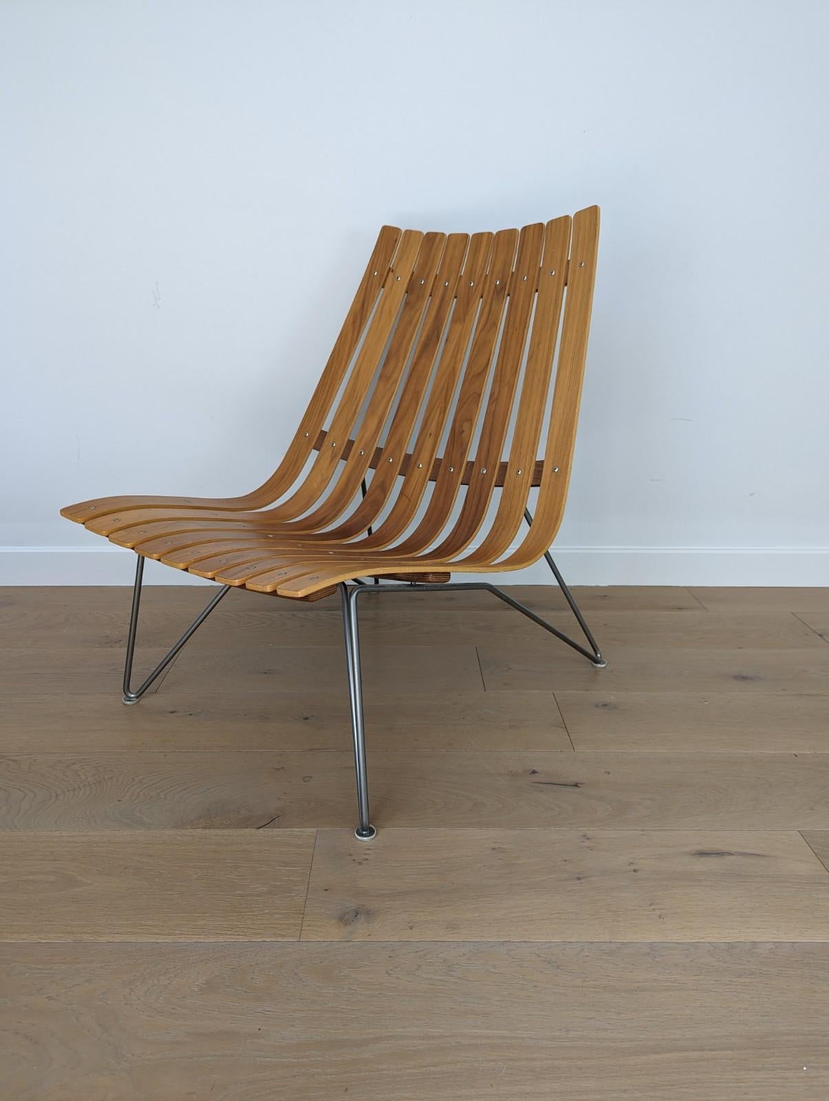 Hans Brattrud Scandia Nett by Fjord Fiesta - Walnut

Lounge chair in laminated lacquered walnut sat on a satin chrome bolt base.