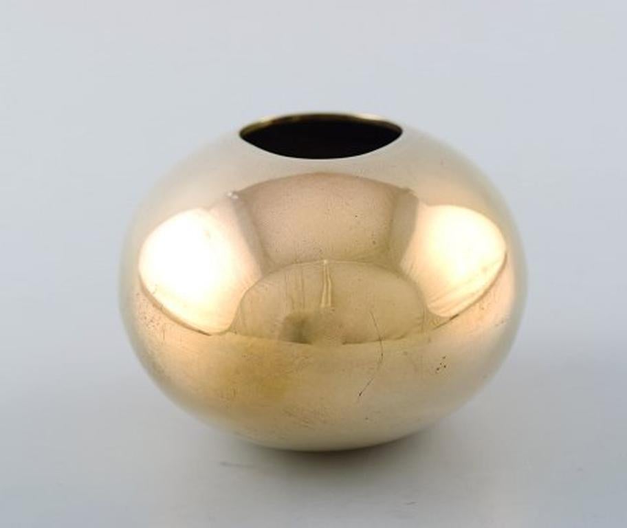 Hans Bunde for Cohr (Denmark). Egg-shaped ashtray in brass. Danish design, 1970s.
Stamped.
In good condition.
Measures: 9.5 x 5 x 5.5 cm.