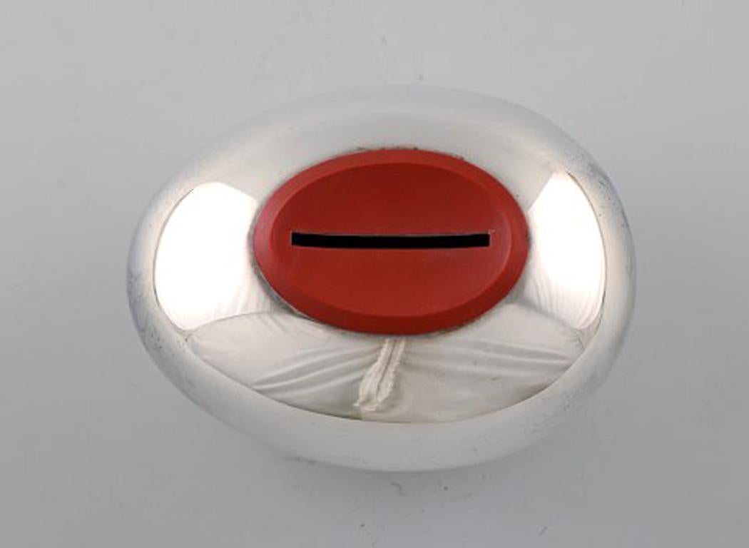 Hans Bunde pour Cohr. Tirelire en forme d'œuf en acier inoxydable. Design danois, années 1970.
Estampillé.
En bon état.
Mesures : 9.5 x 5 x 5,5 cm.