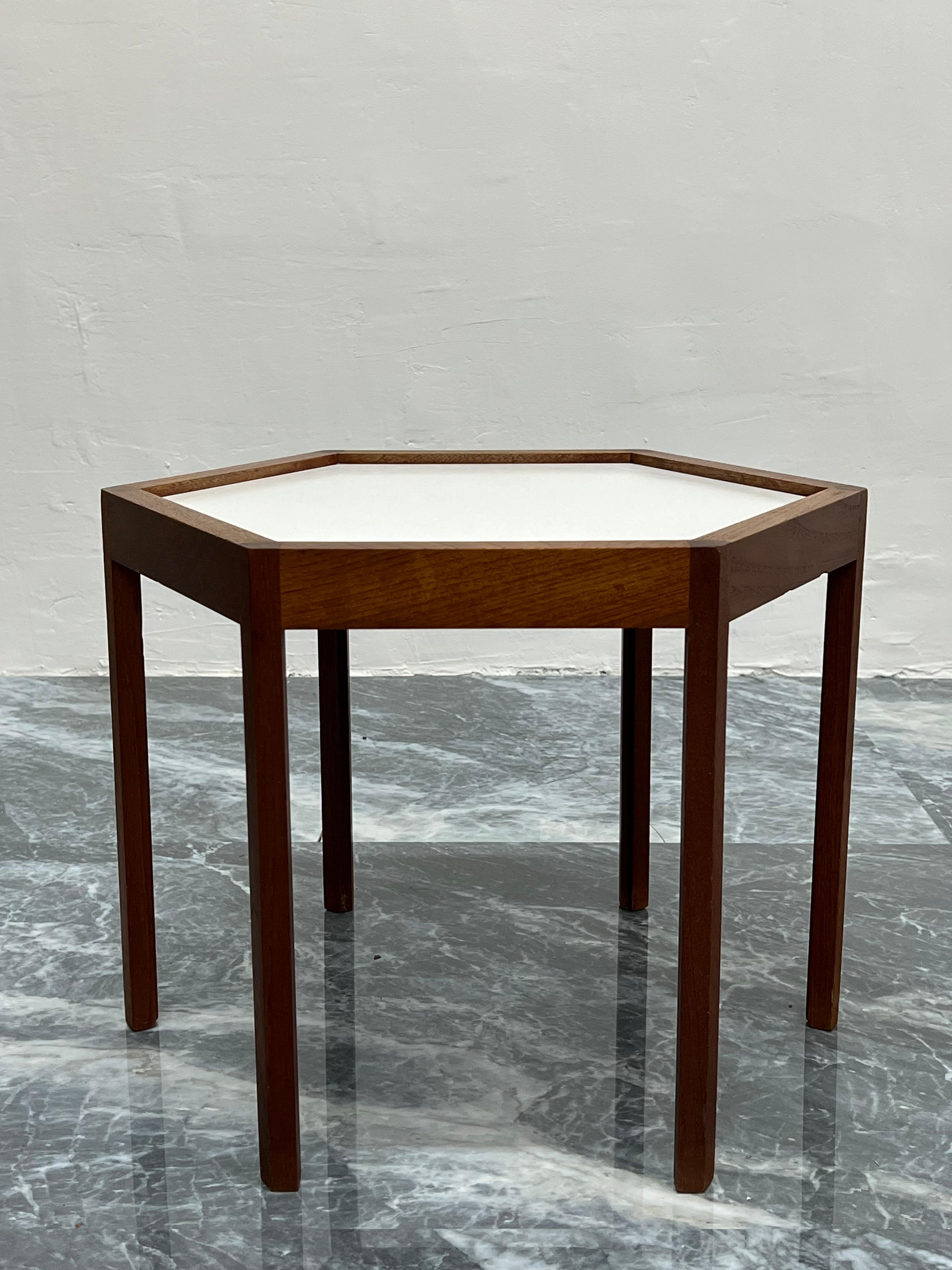 Mid-Century Modern Table d'appoint danoise hexagonale en bois de rose et stratifié blanc Hans C. Andersen, années 1960 en vente