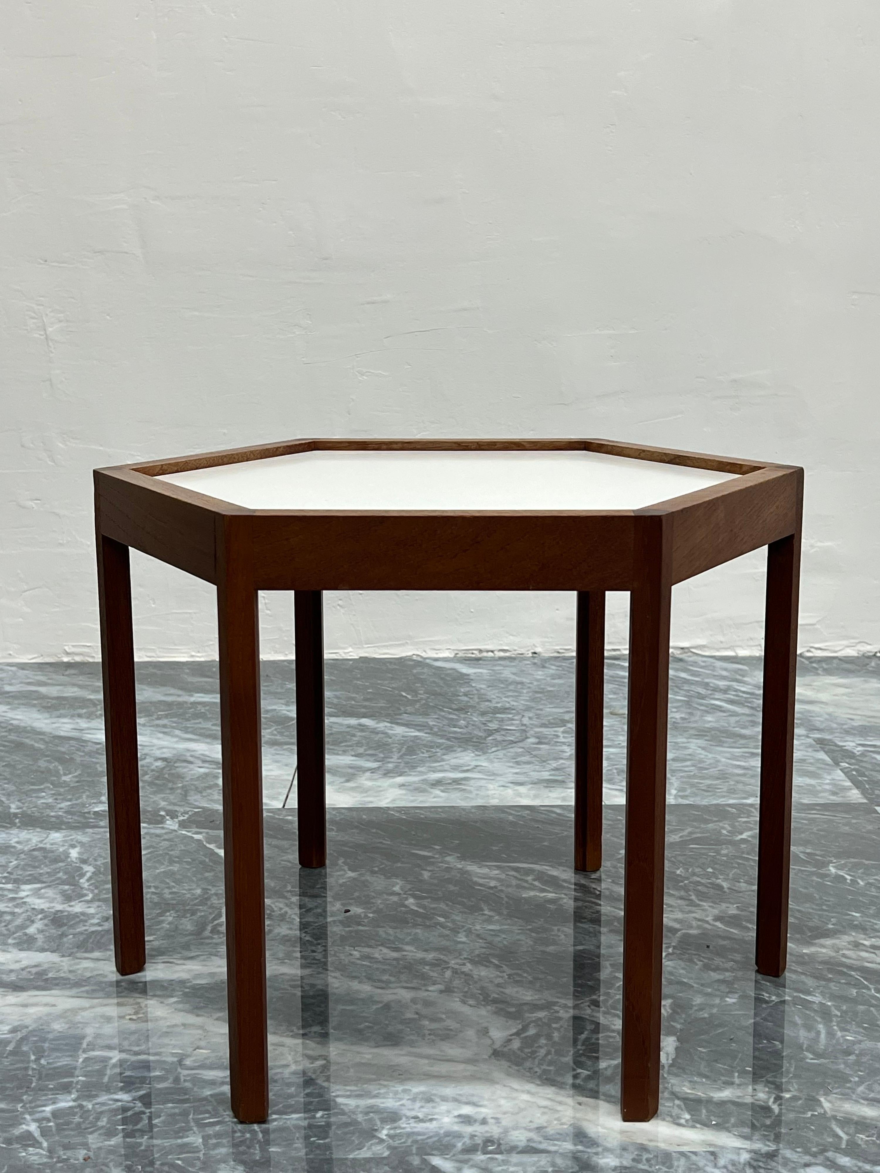 Danois Table d'appoint danoise hexagonale en bois de rose et stratifié blanc Hans C. Andersen, années 1960 en vente