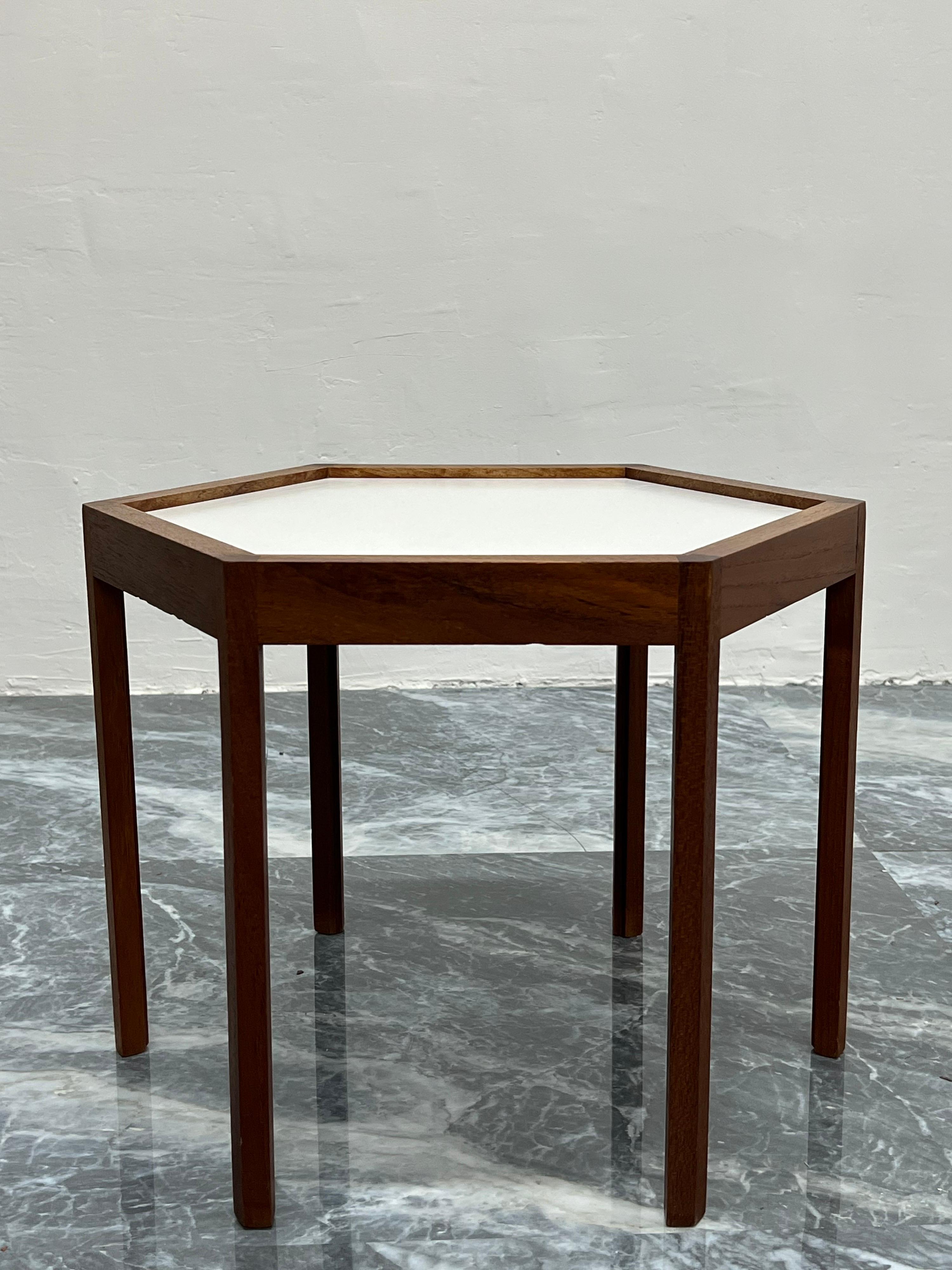 20ième siècle Table d'appoint danoise hexagonale en bois de rose et stratifié blanc Hans C. Andersen, années 1960 en vente