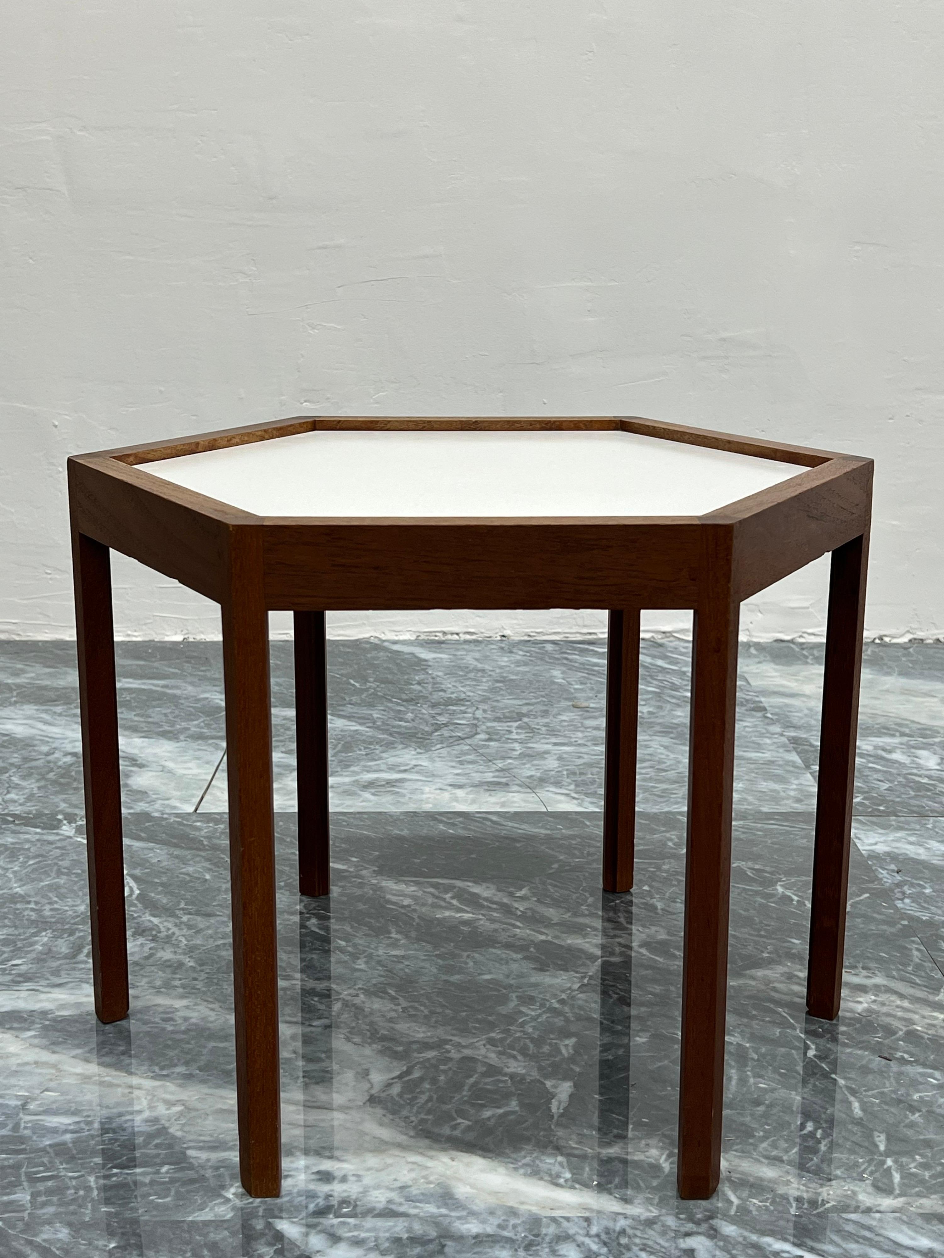 Stratifié Table d'appoint danoise hexagonale en bois de rose et stratifié blanc Hans C. Andersen, années 1960 en vente