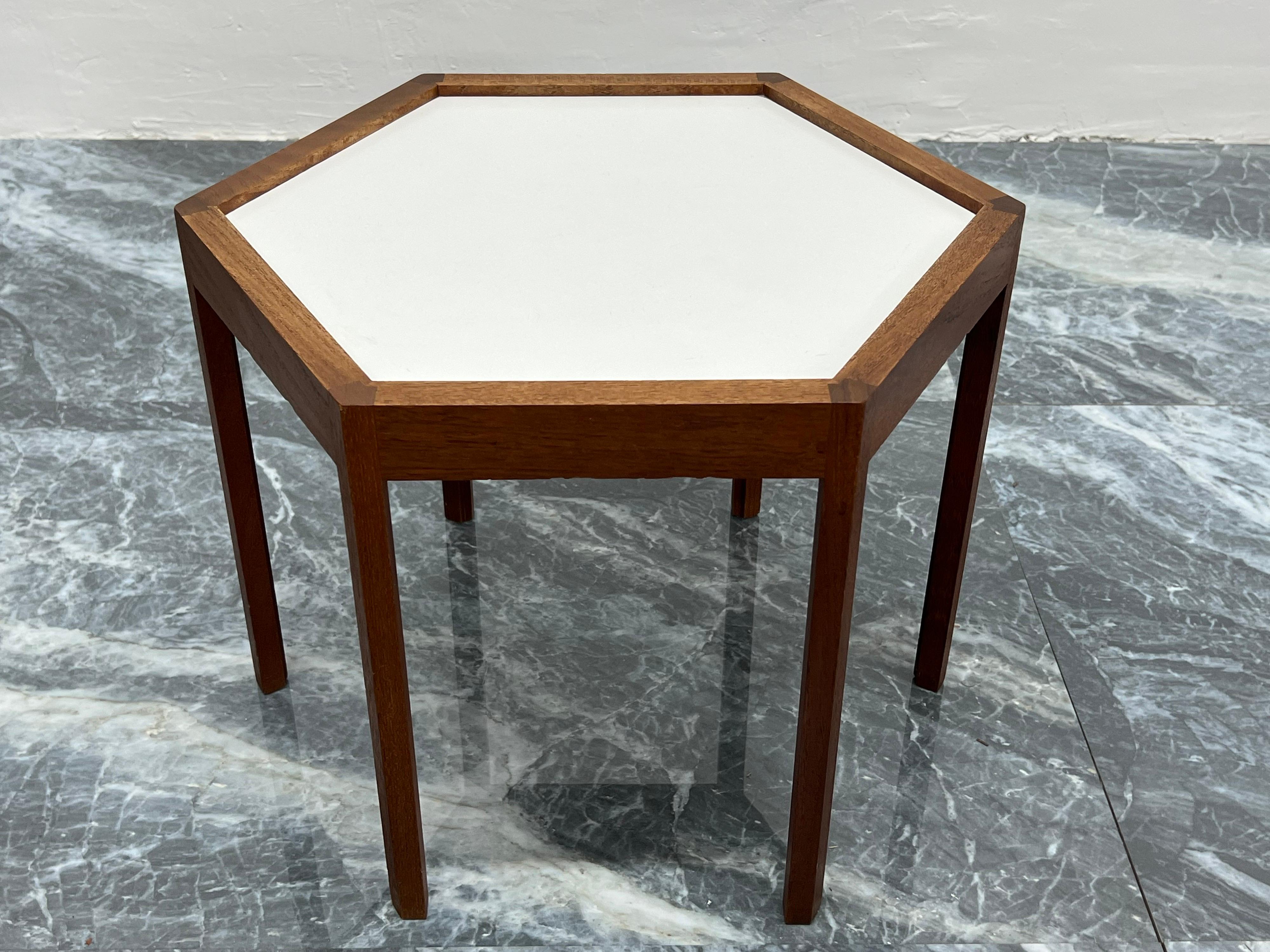 Table d'appoint danoise hexagonale en bois de rose et stratifié blanc Hans C. Andersen, années 1960 en vente 1