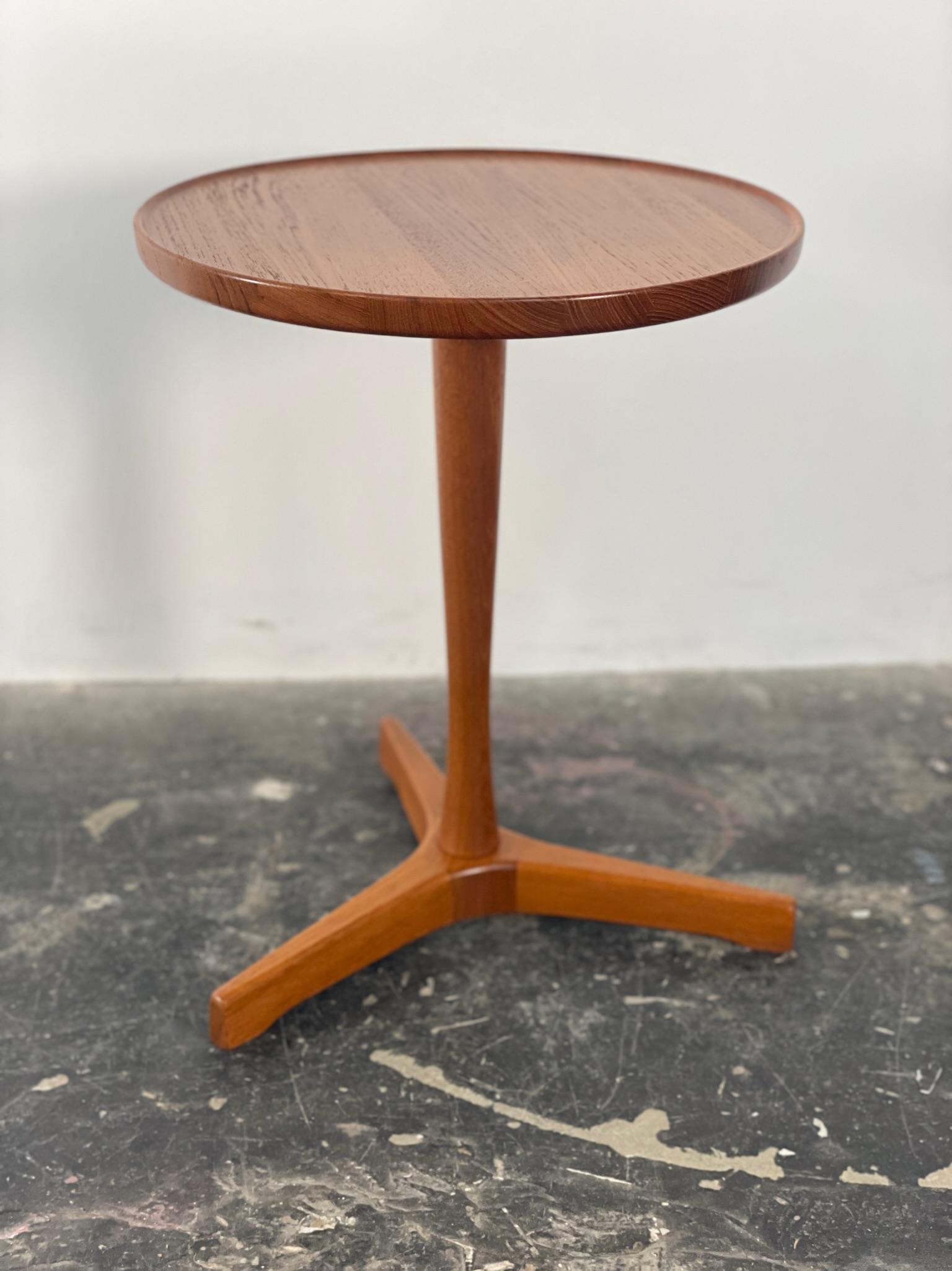 Hans C. Andersen Beistelltisch aus massivem Teakholz von Artex (Skandinavische Moderne) im Angebot