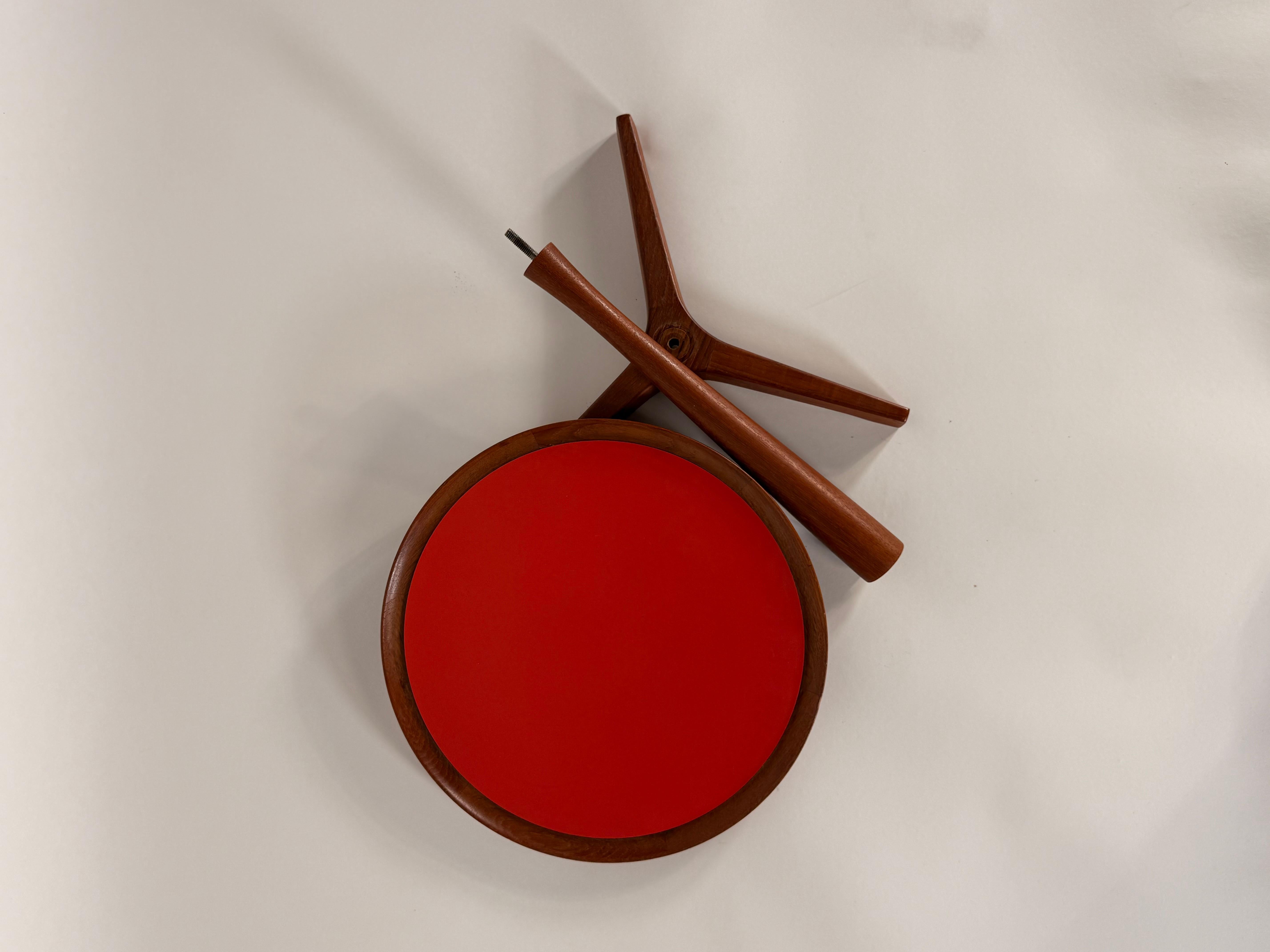 Scandinave moderne A.C.Andersen Table d'appoint en teck massif avec plateau rouge par Artex en vente