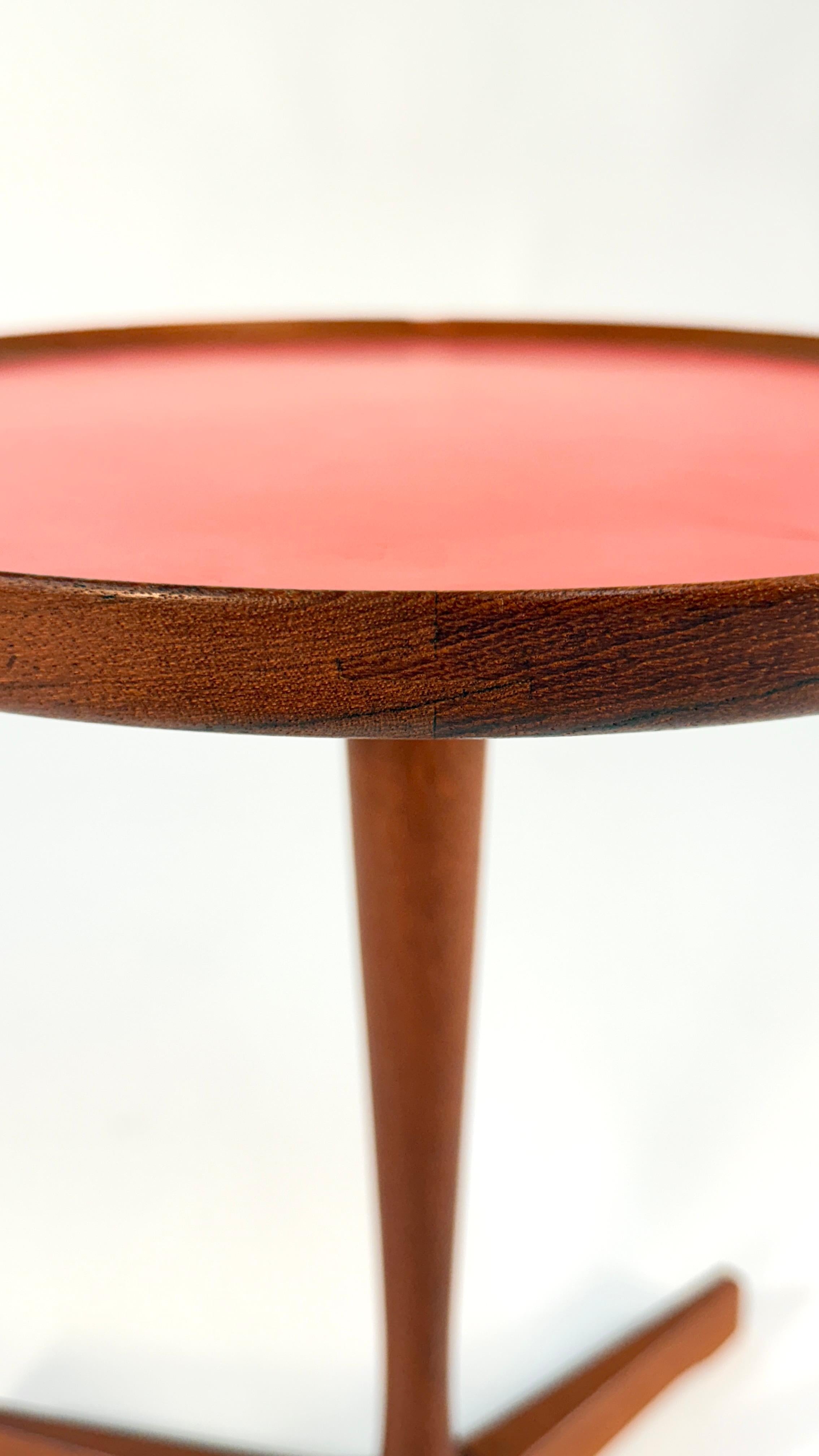 Danois A.C.Andersen Table d'appoint en teck massif avec plateau rouge par Artex en vente