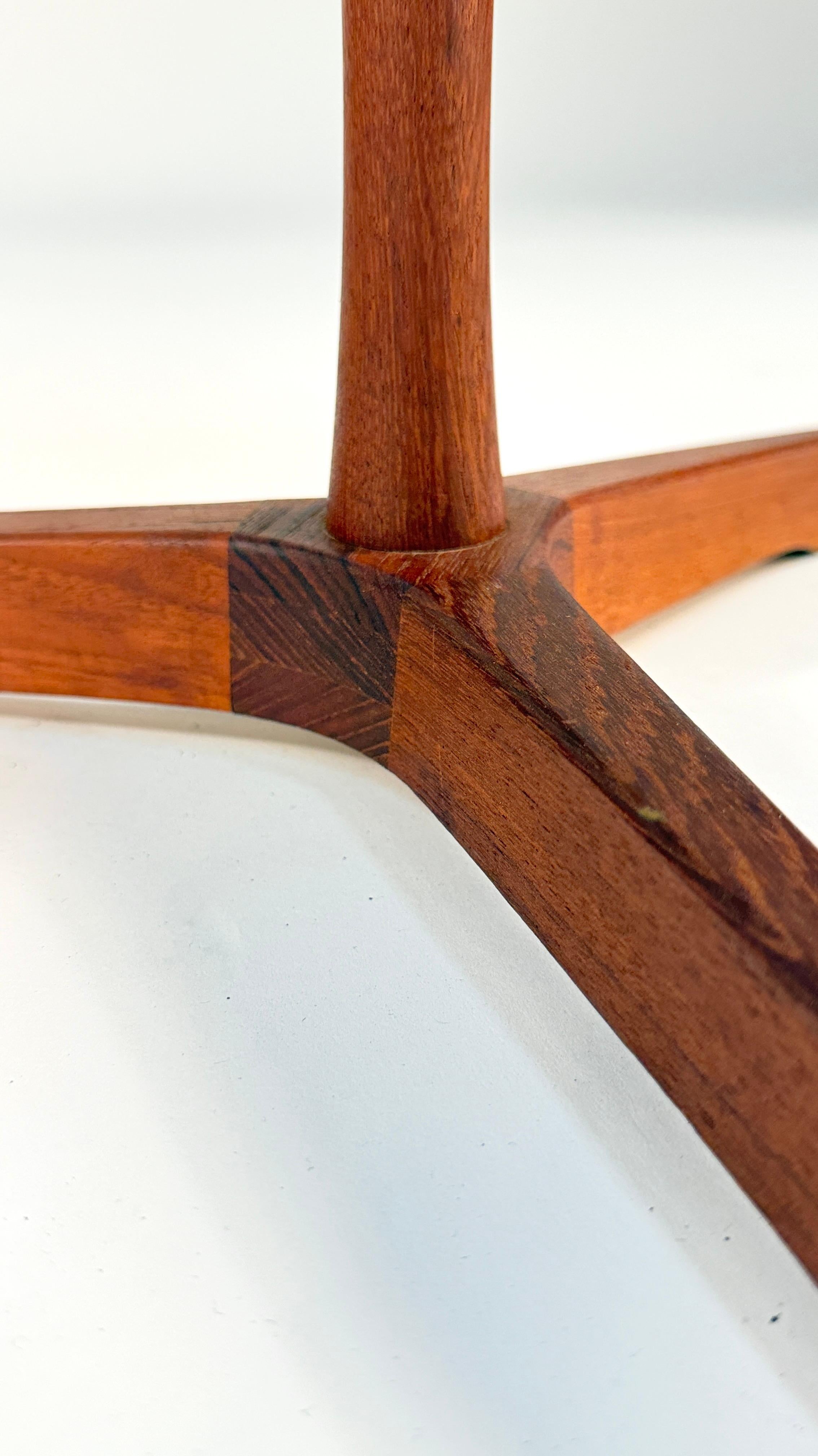 Laqué A.C.Andersen Table d'appoint en teck massif avec plateau rouge par Artex en vente
