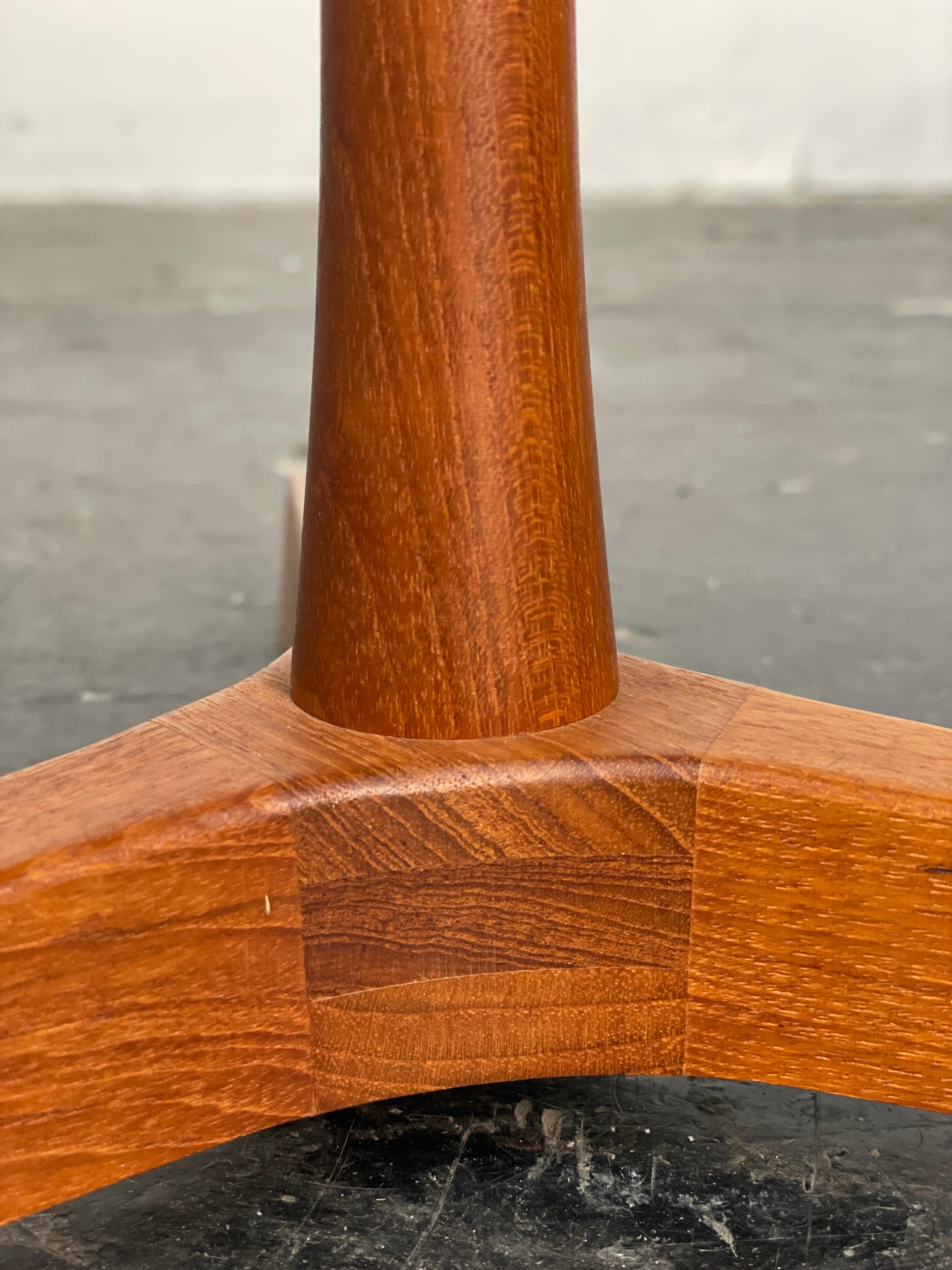 A.C.Andersen Table d'appoint en teck massif avec plateau rouge par Artex Bon état - En vente à San Diego, CA