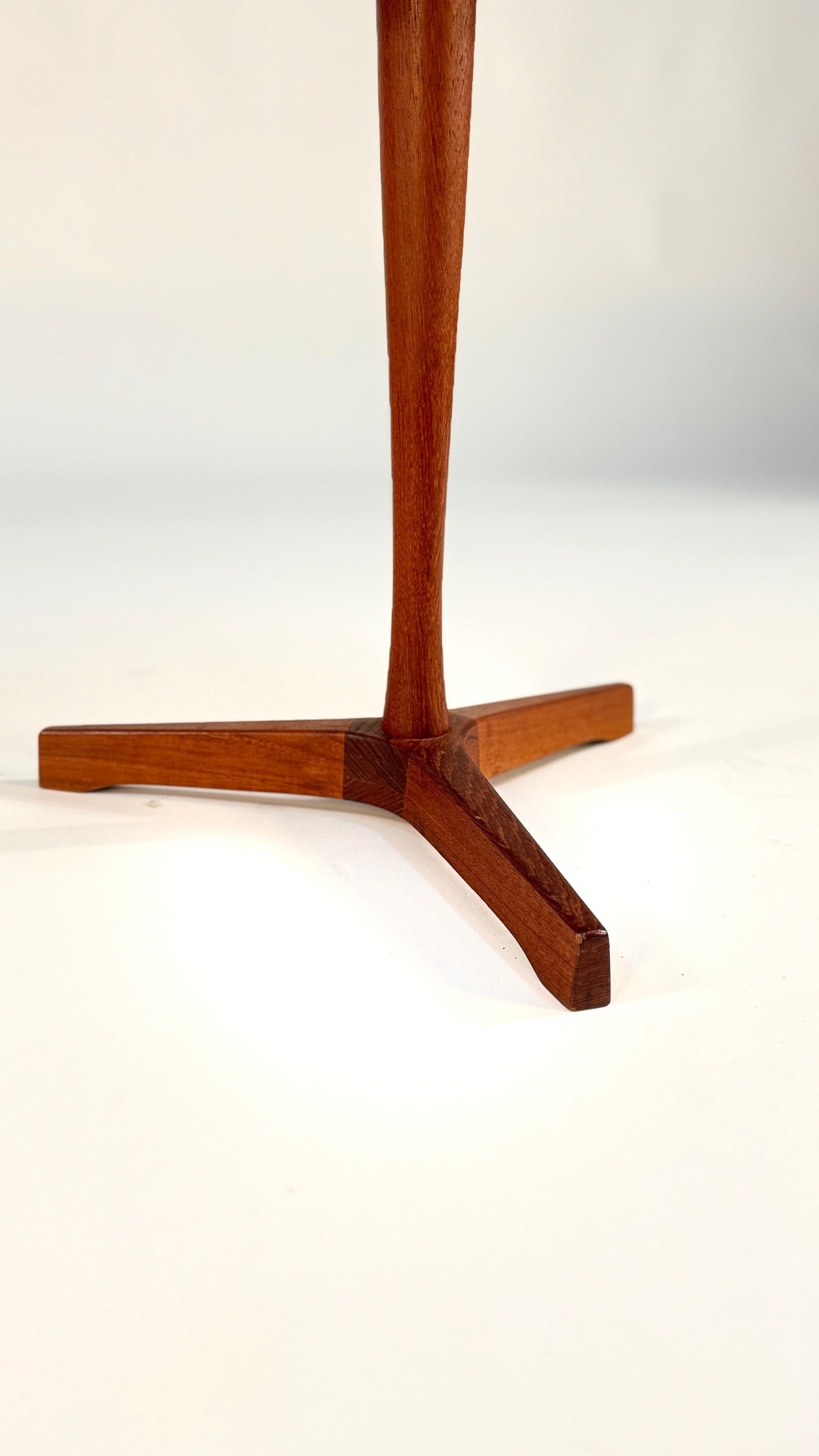 Milieu du XXe siècle A.C.Andersen Table d'appoint en teck massif avec plateau rouge par Artex en vente