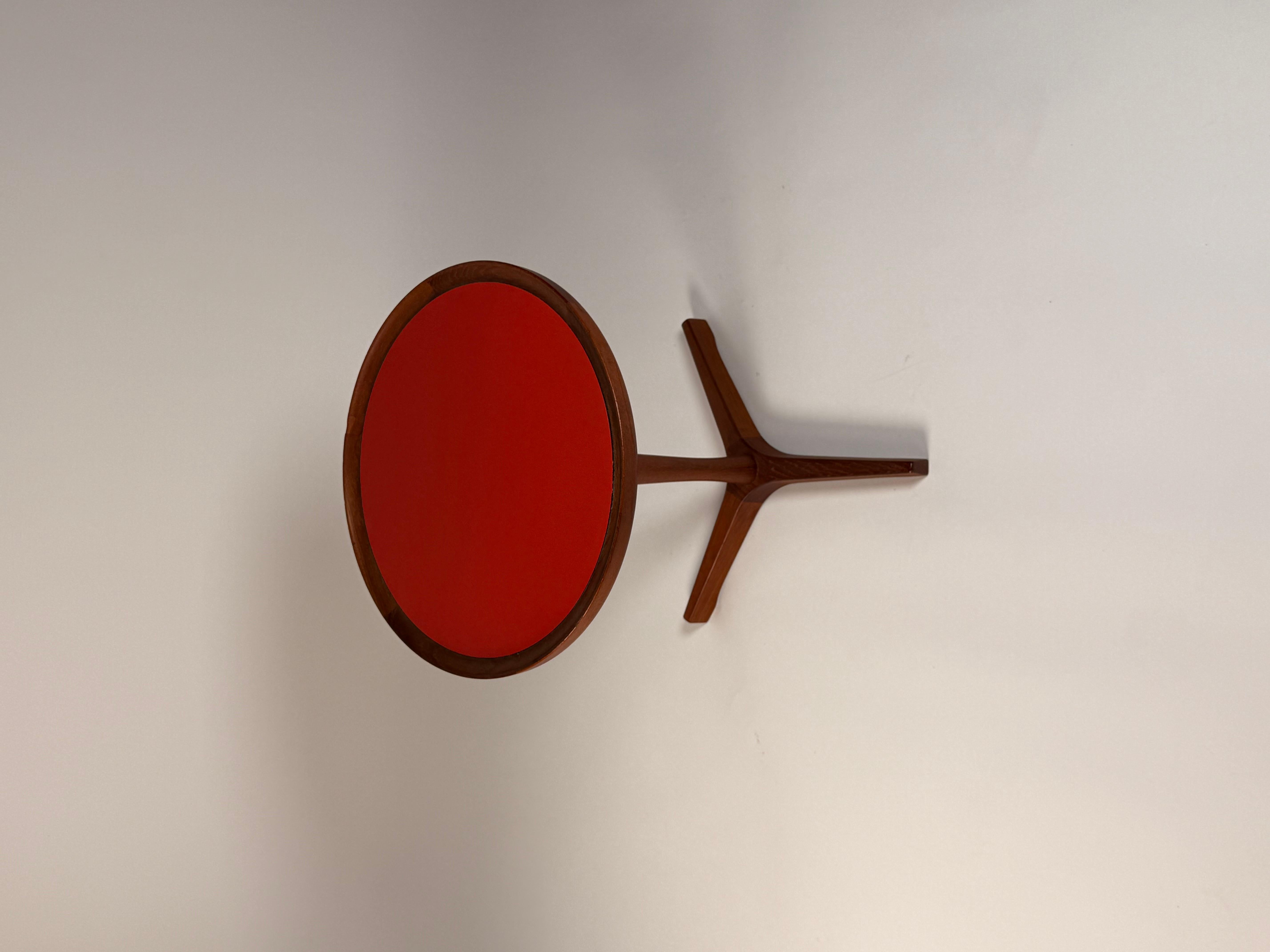 A.C.Andersen Table d'appoint en teck massif avec plateau rouge par Artex en vente 1
