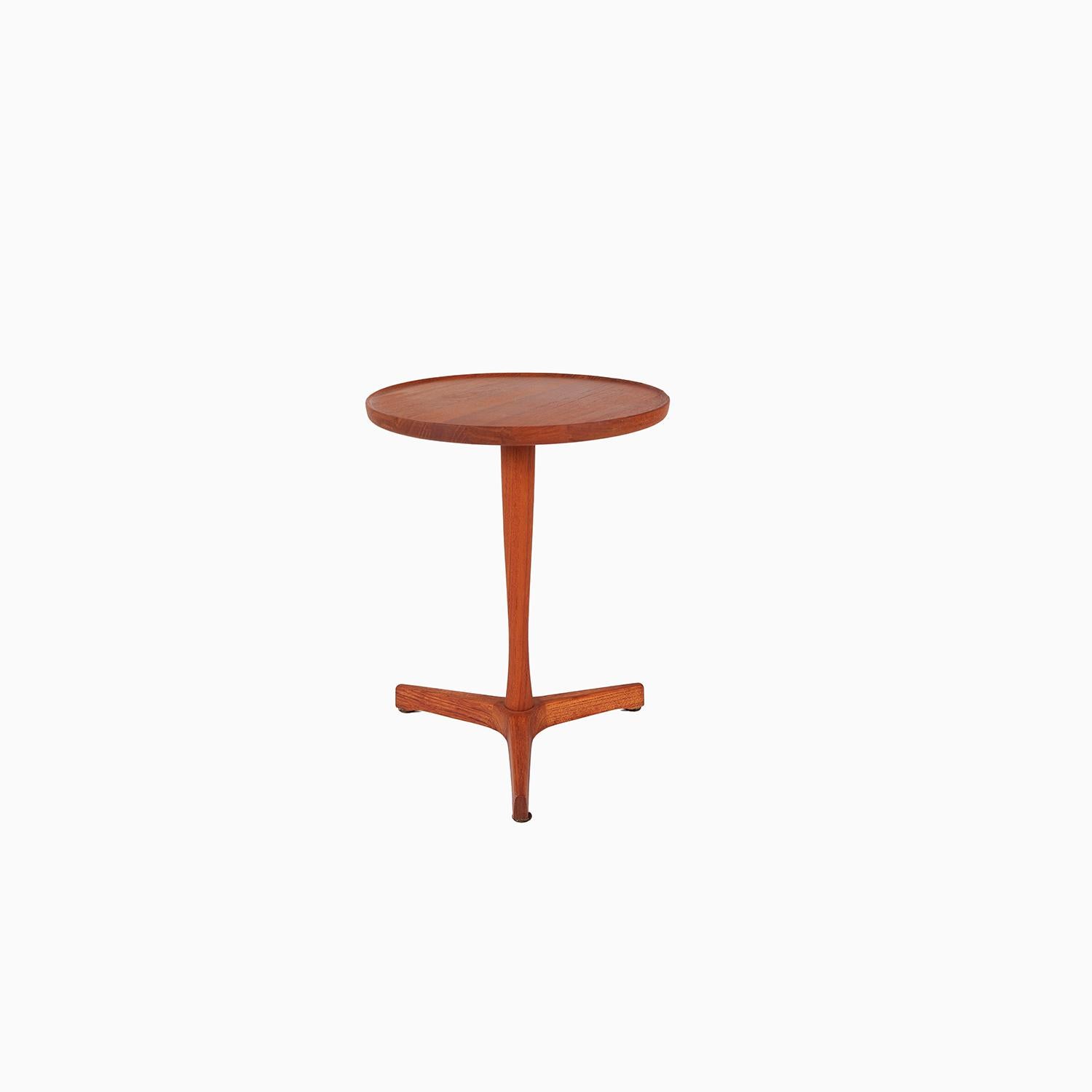 The perfect companion piece to your favorite lounge. An attractive and light weight pedestal side table constructed in solid teak. Solid teak top with just a subtle dish to the edge and nicely executed exposed joinery.

Professional, skilled
