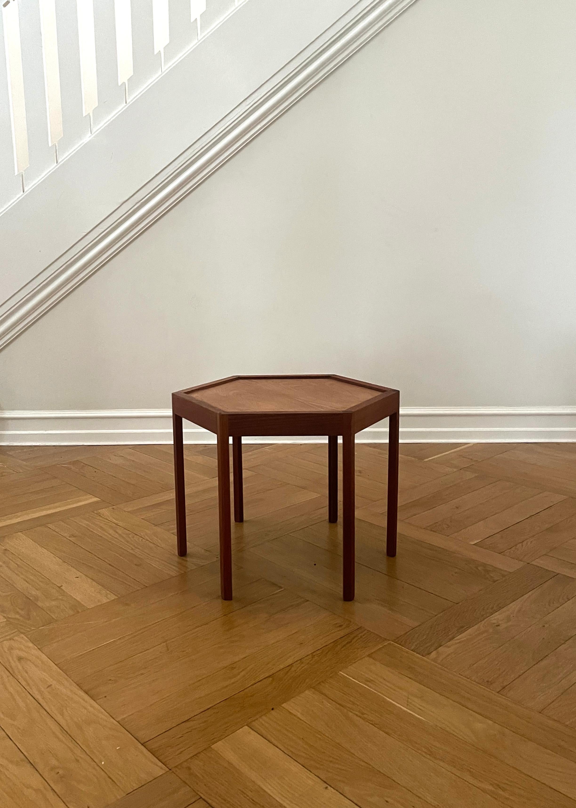 Hans Christian Andersen & Cabinetmaker Artex - Scandinavian Modern

A rare side table by designer Hans Christian Andersen and made by cabinetmaker Artex, Denmark 1960s. 

The table has a hexagonal shape with teak and and oak. 

A beautiful