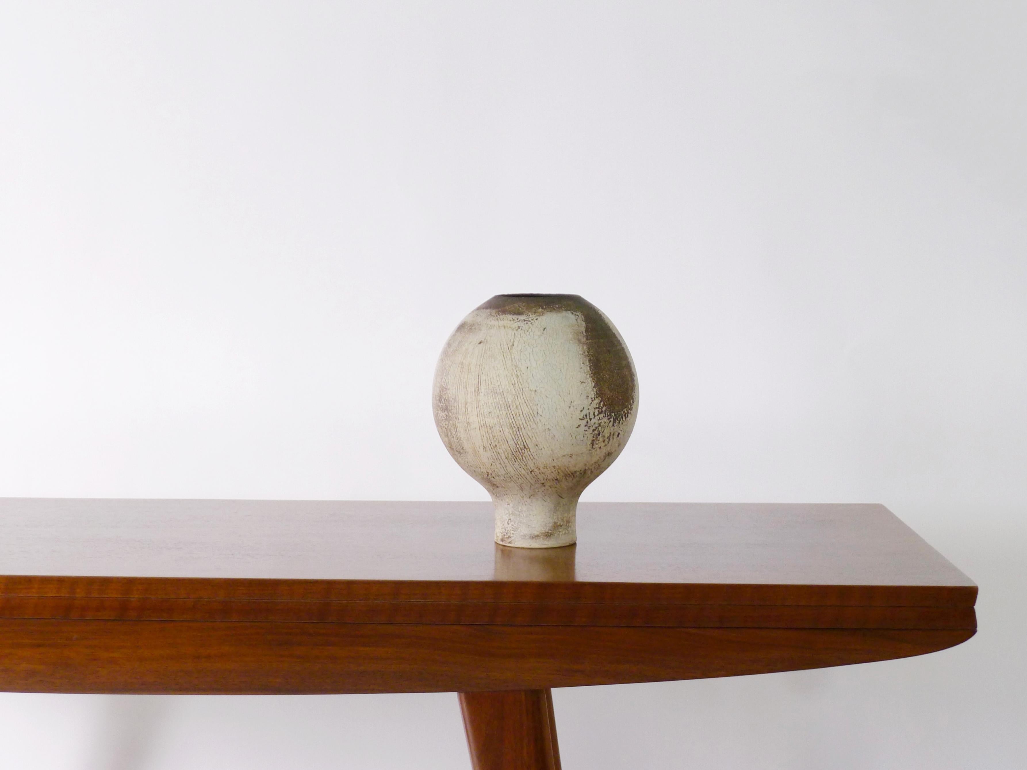 Hans Coper (1920-1981)
Vaso globulare in gres, 1953 circa
stratificato in bianco su un corpo inciso e strutturato a sgraffito
marchio di sigillo impresso sul lato inferiore
25,5 cm di altezza, 21 cm di diametro

Condizioni:
Eccellente, nessun danno