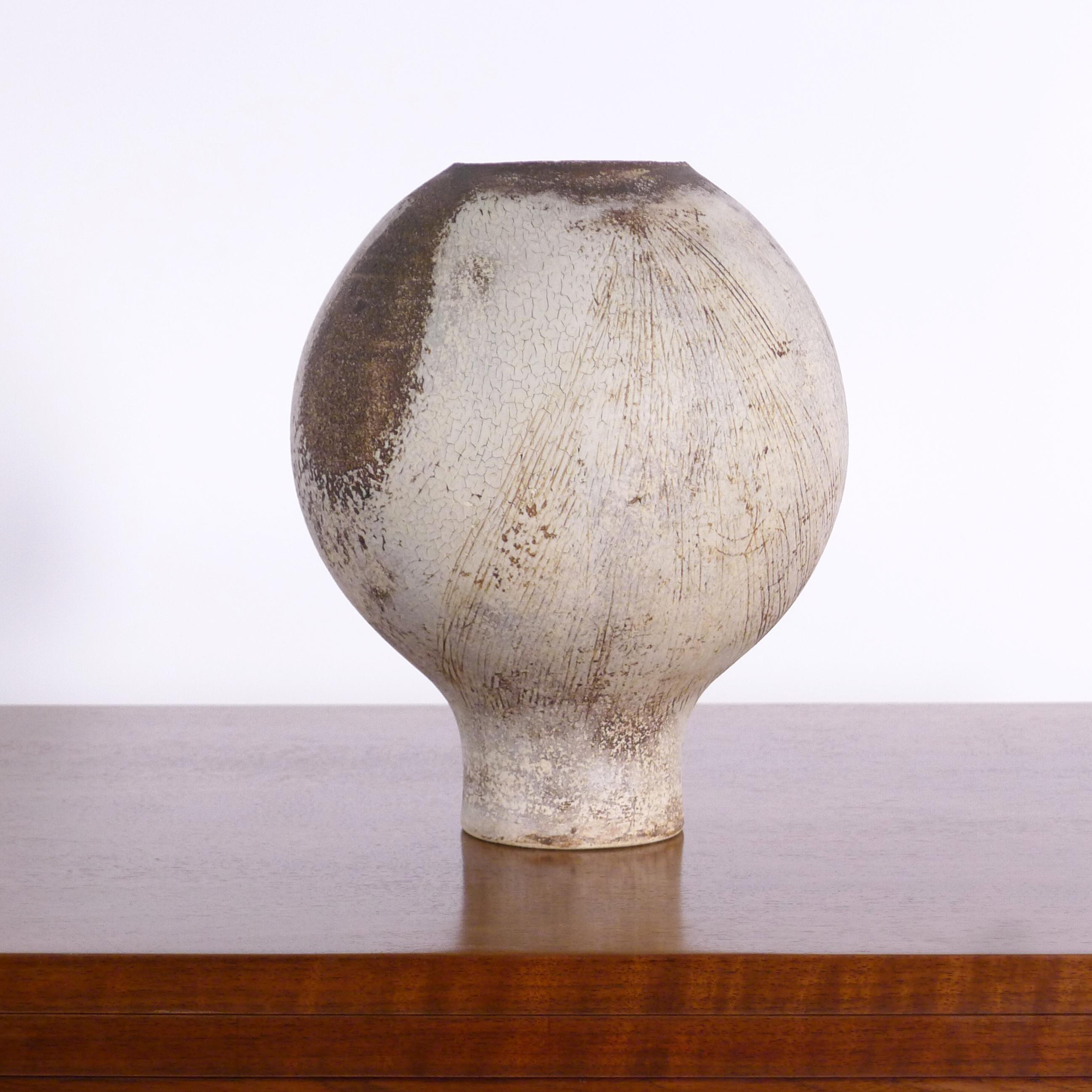 Hans Coper, Vaso globulare in gres, 1953 circa, inciso a sgraffito, firmato In condizioni ottime in vendita a Wargrave, Berkshire