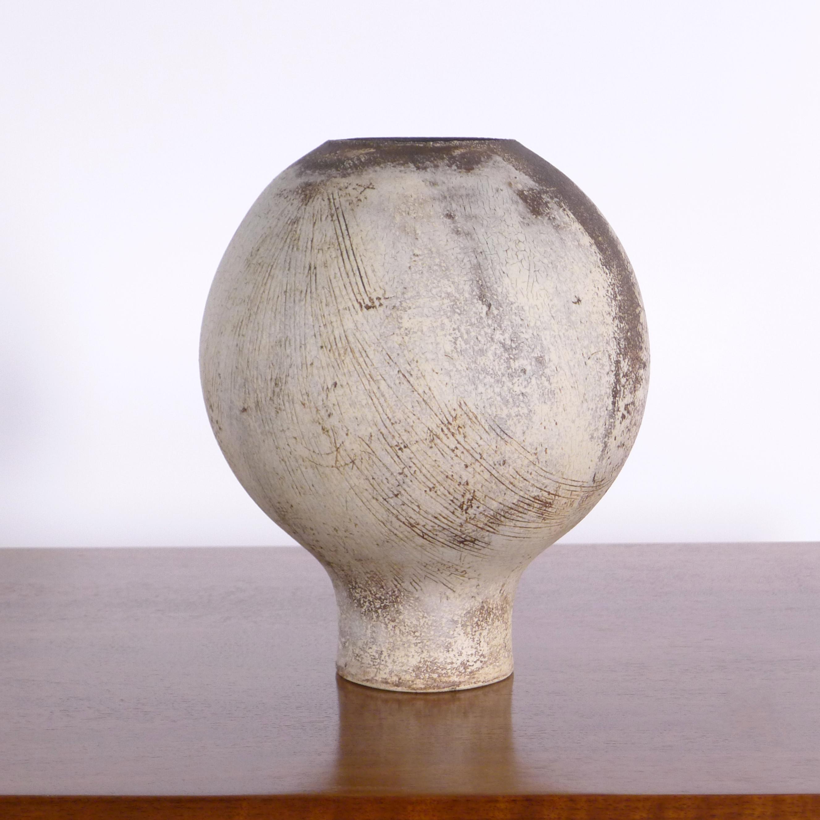 Metà XX secolo Hans Coper, Vaso globulare in gres, 1953 circa, inciso a sgraffito, firmato in vendita