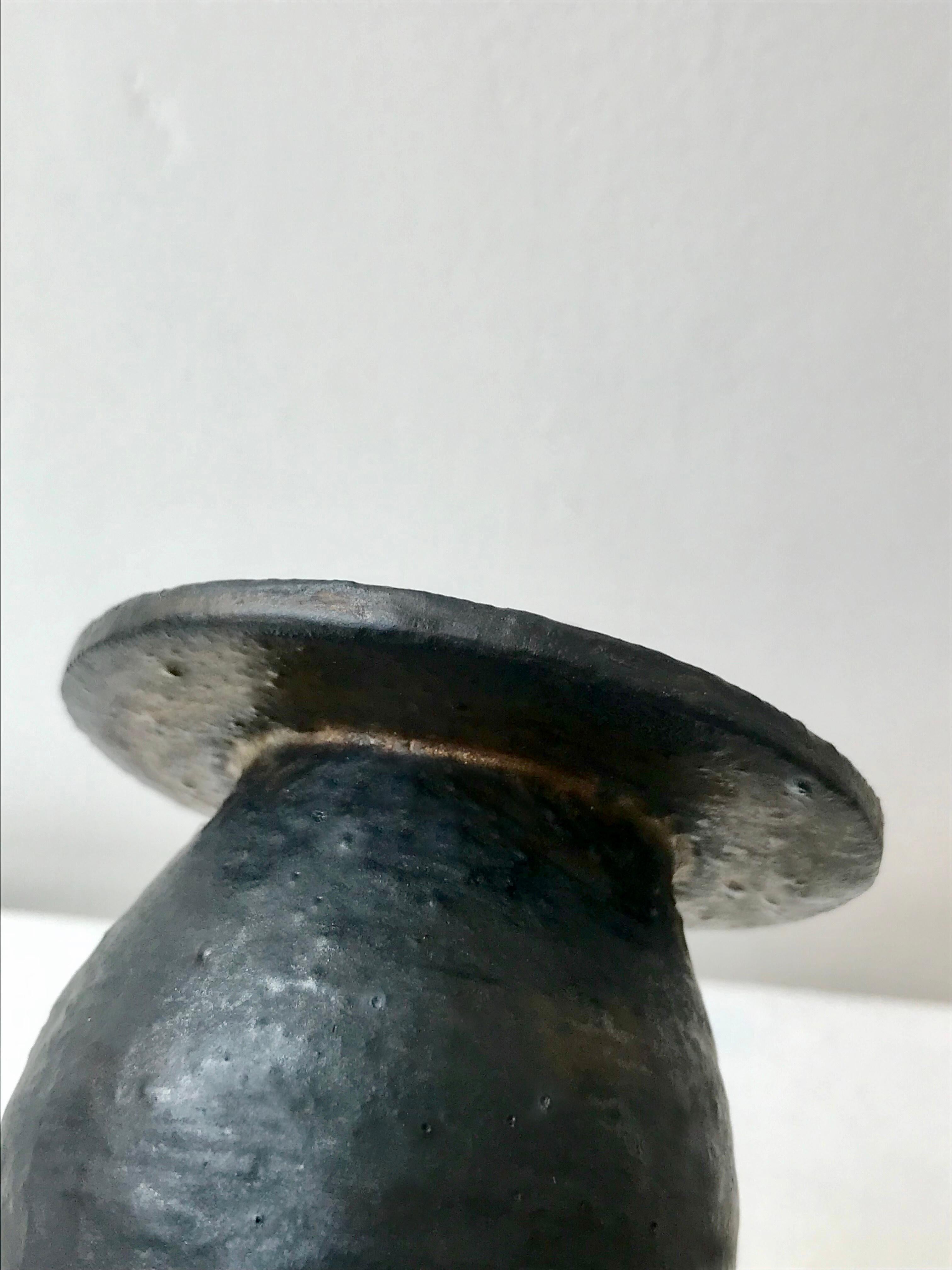 Hans Coper, small pot.
-Stoneware, black glaze
-Circa 1958
-Impressed with artist's seal

Literature:
Tony Birks, Hans Coper, Yeovil, 2013, p. 99 for a similar example

Hans Coper learned his craft in the London studio of Lucie Rie, having