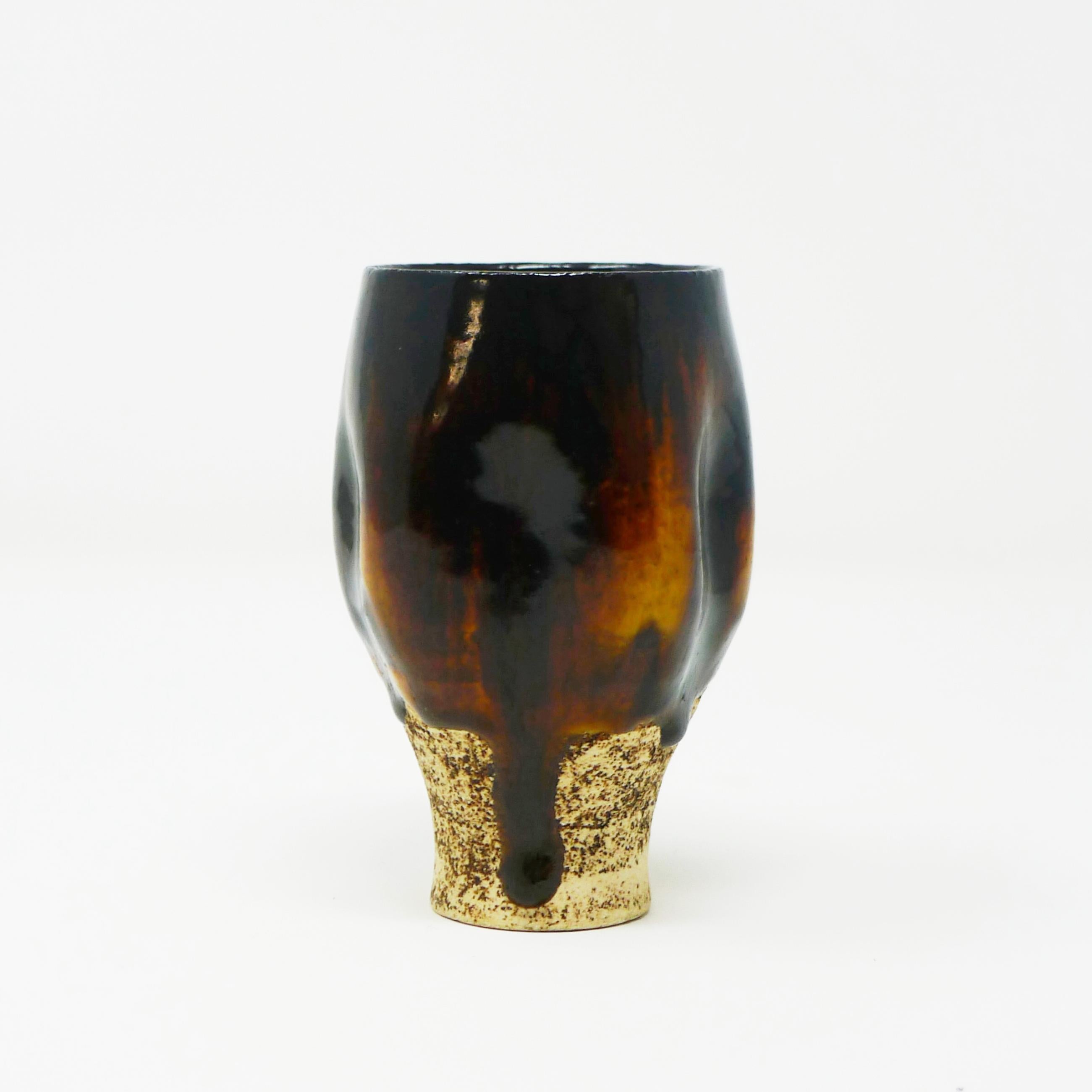 Hans Coper
Vaso in gres, circa 1954
con glassa fluida di melassa di manganese
impresso con il sigillo dell'artista
11,5 cm di altezza, 7,5 cm di diametro

Hans Coper (1920-1981) è stato un illustre artista della ceramica, noto per il suo approccio