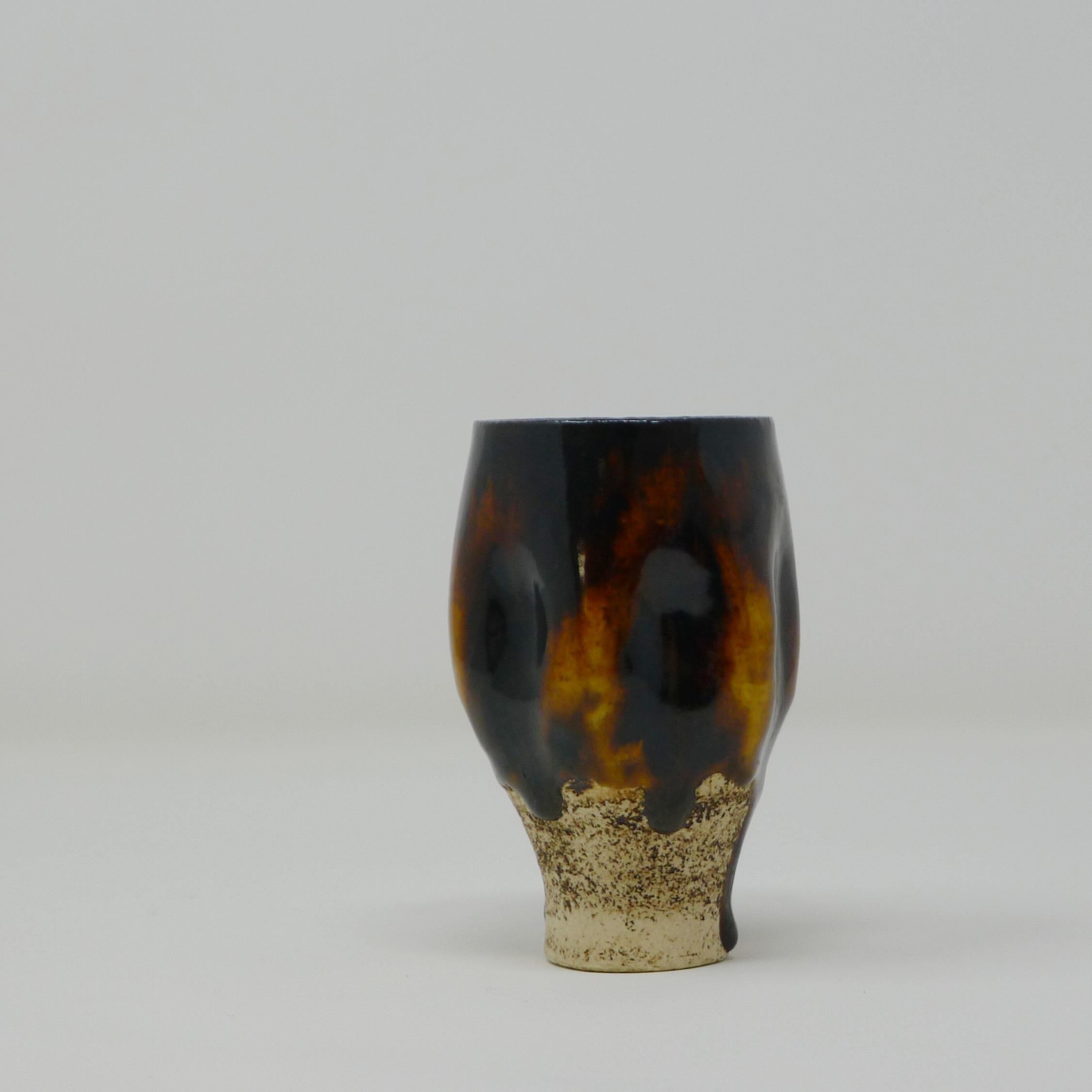 Britannico Hans Coper, Vaso in gres con piede in smalto di Treacle, circa 1954, sigillo impresso in vendita