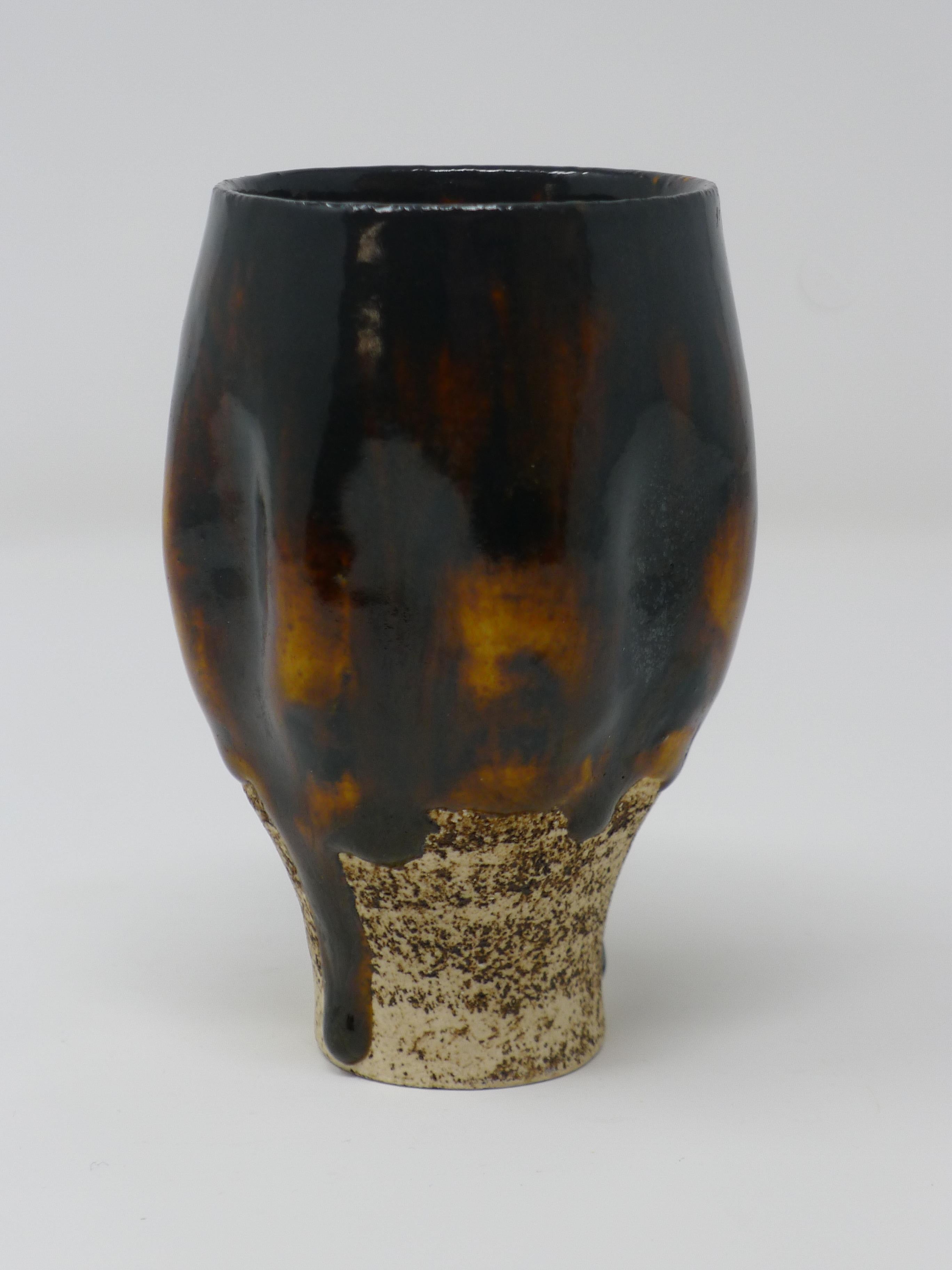 Metà XX secolo Hans Coper, Vaso in gres con piede in smalto di Treacle, circa 1954, sigillo impresso in vendita