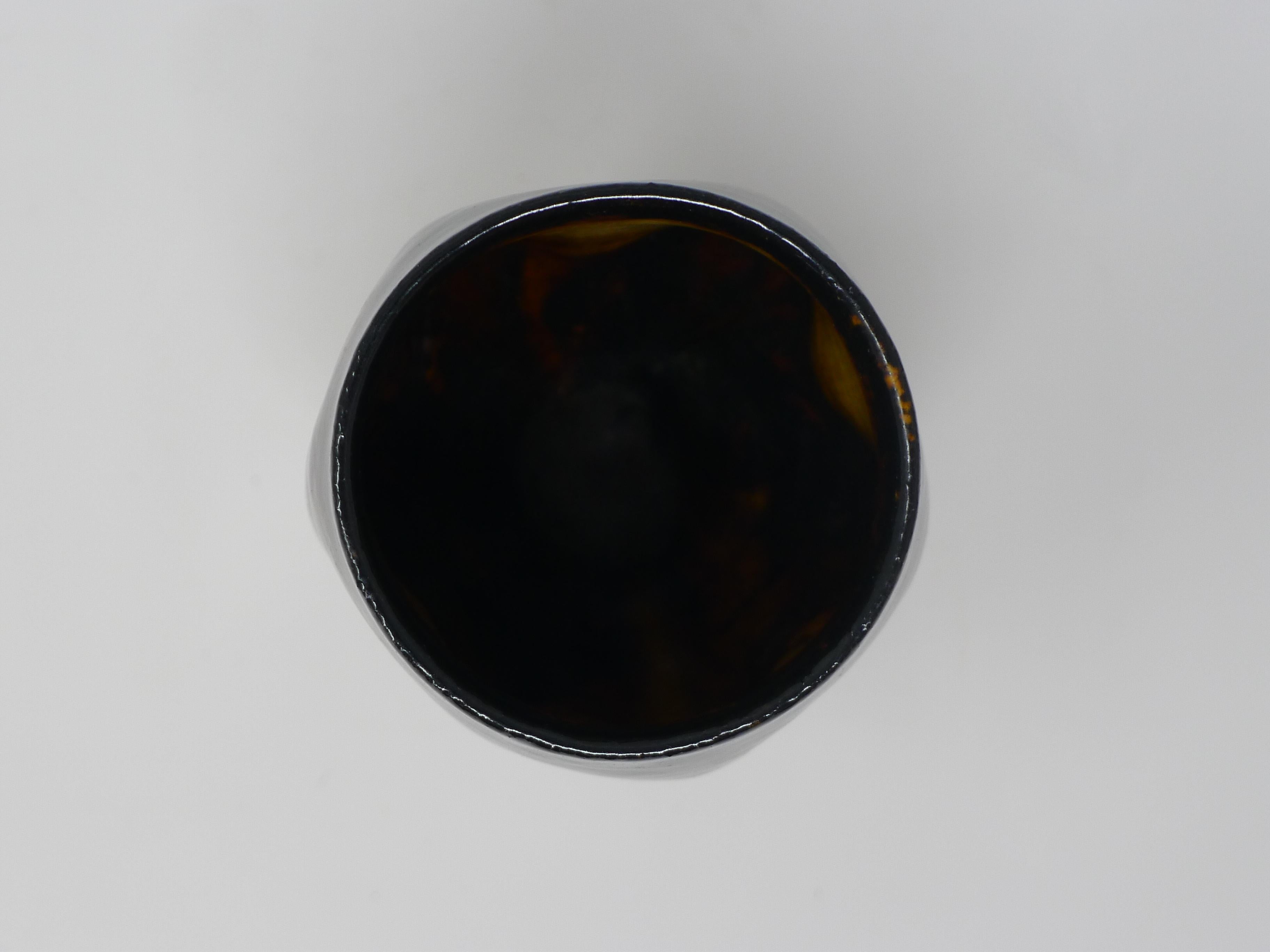 Grès porcellanato Hans Coper, Vaso in gres con piede in smalto di Treacle, circa 1954, sigillo impresso in vendita