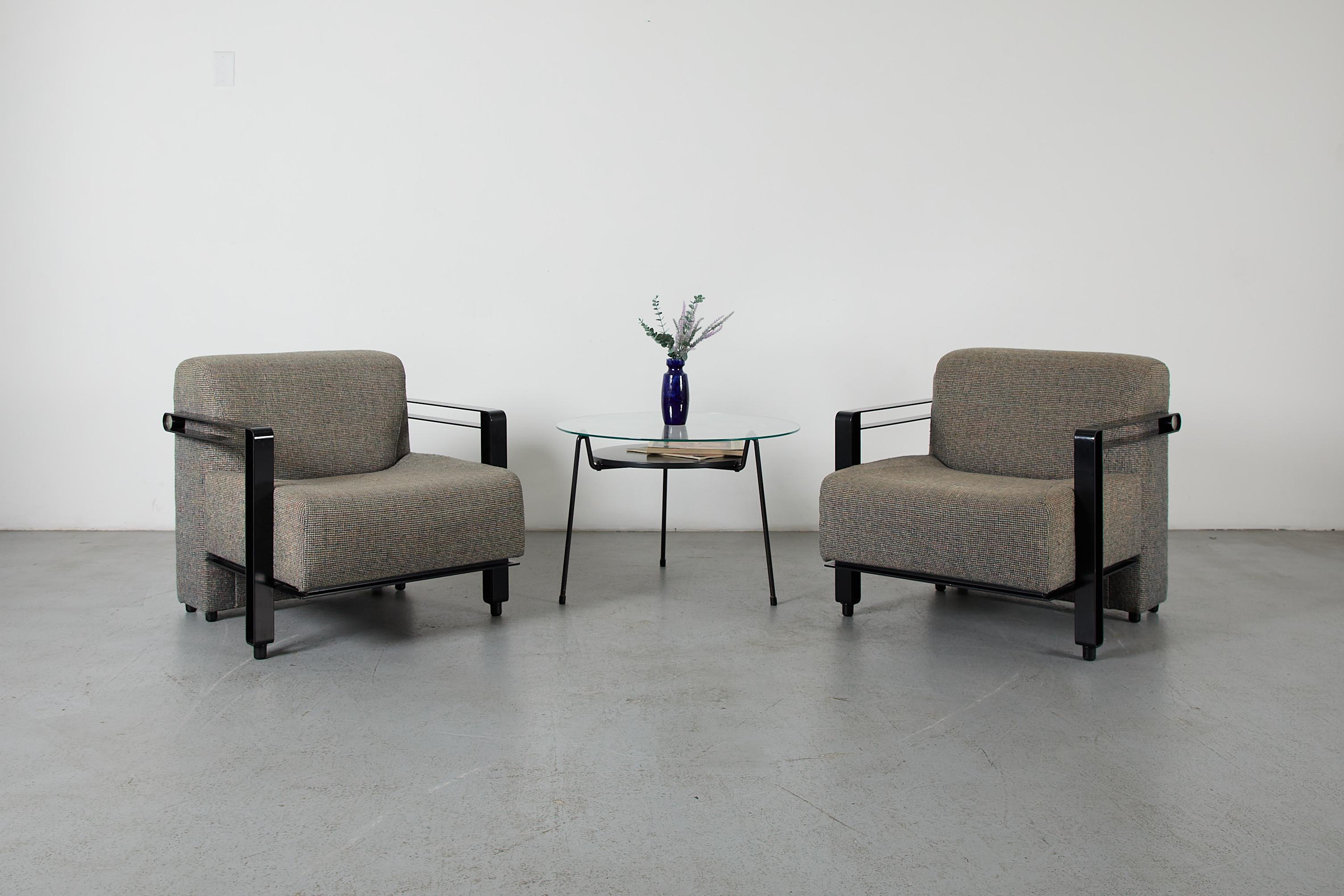 Der Sessel Transformation Model 952, der dem niederländischen Designer Hans De Wit für Artifort zugeschrieben wird, zeugt vom innovativen Geist des Möbeldesigns der 1980er Jahre. Das markante Gestell aus gebogenem Stahl hat eine raffinierte schwarze