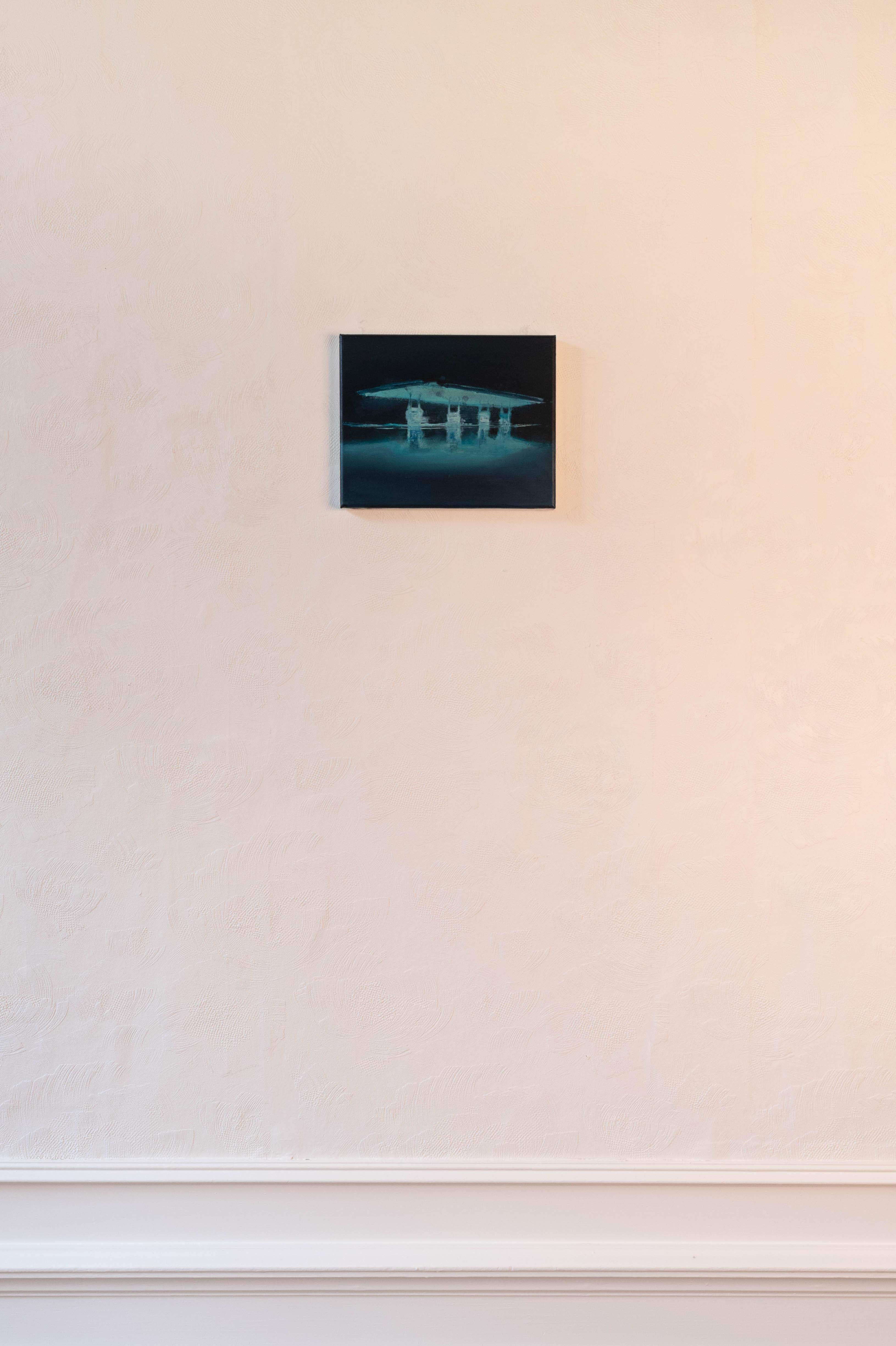 Pintura al óleo sobre lienzo de una gasolinera de noche - Landscape Painting Negro de Hans Defer