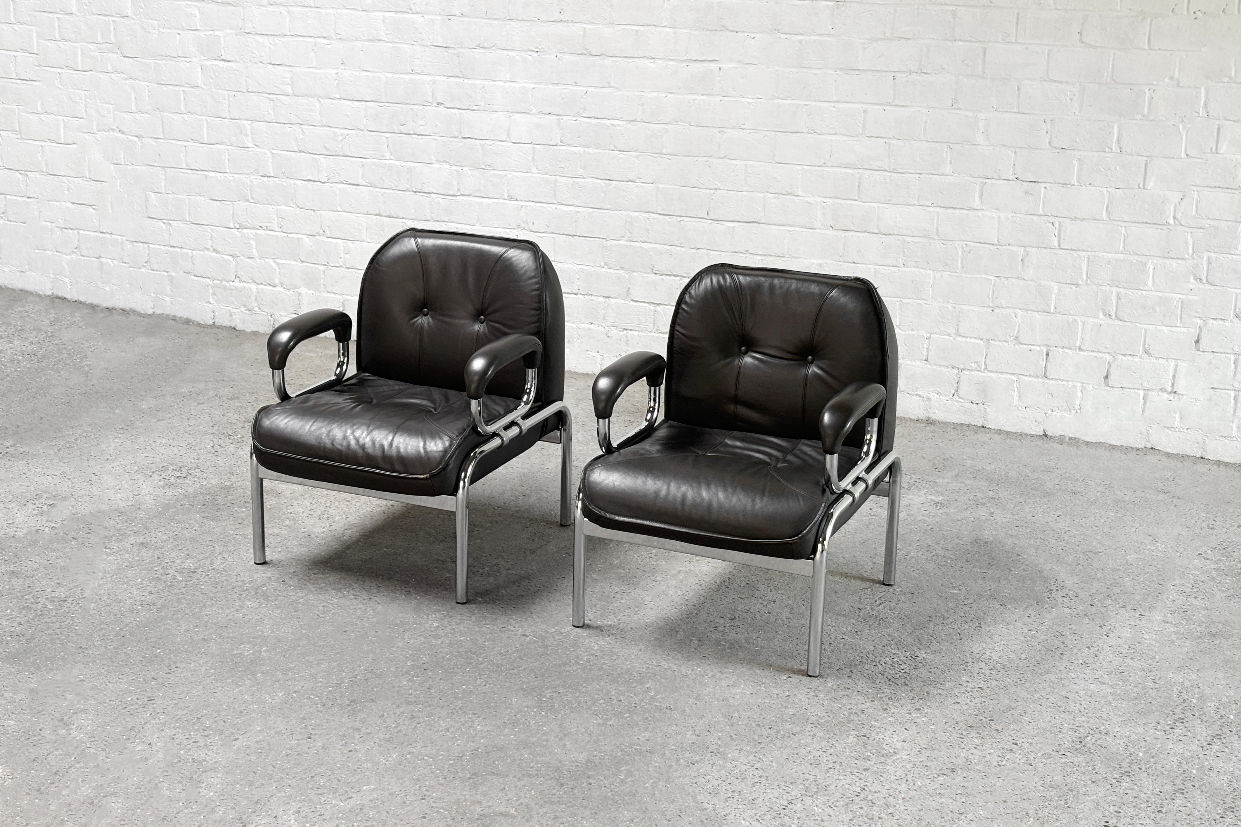 These two leather lounge chairs, Model ‘Eurochair’ by Grisberger, were designed by Hans Eichenberger in the 1970s. Characterized by their clean lines and minimalist aesthetic, they reflect the functional yet elegant design principles of Swiss 20th