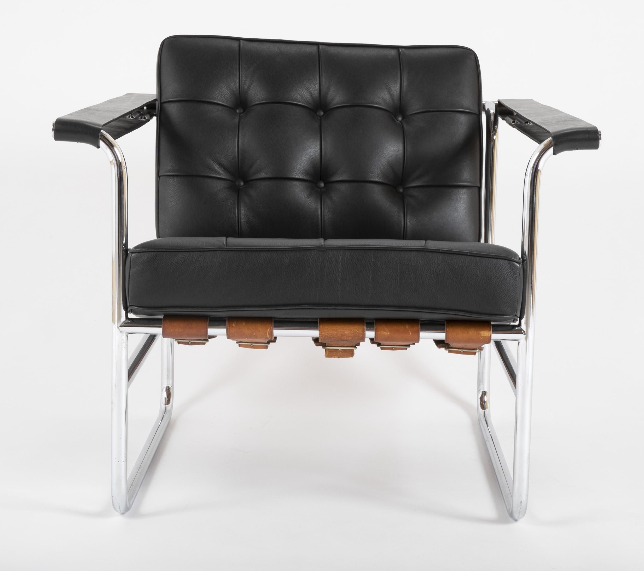 A tubular chromed steel and leather arm chair designed by Hans Eichenberger for De Sede. Known as model HE 113. The straps are Cognac colored leather with black leather cushions.  Circa 1952.

Seat height : 18