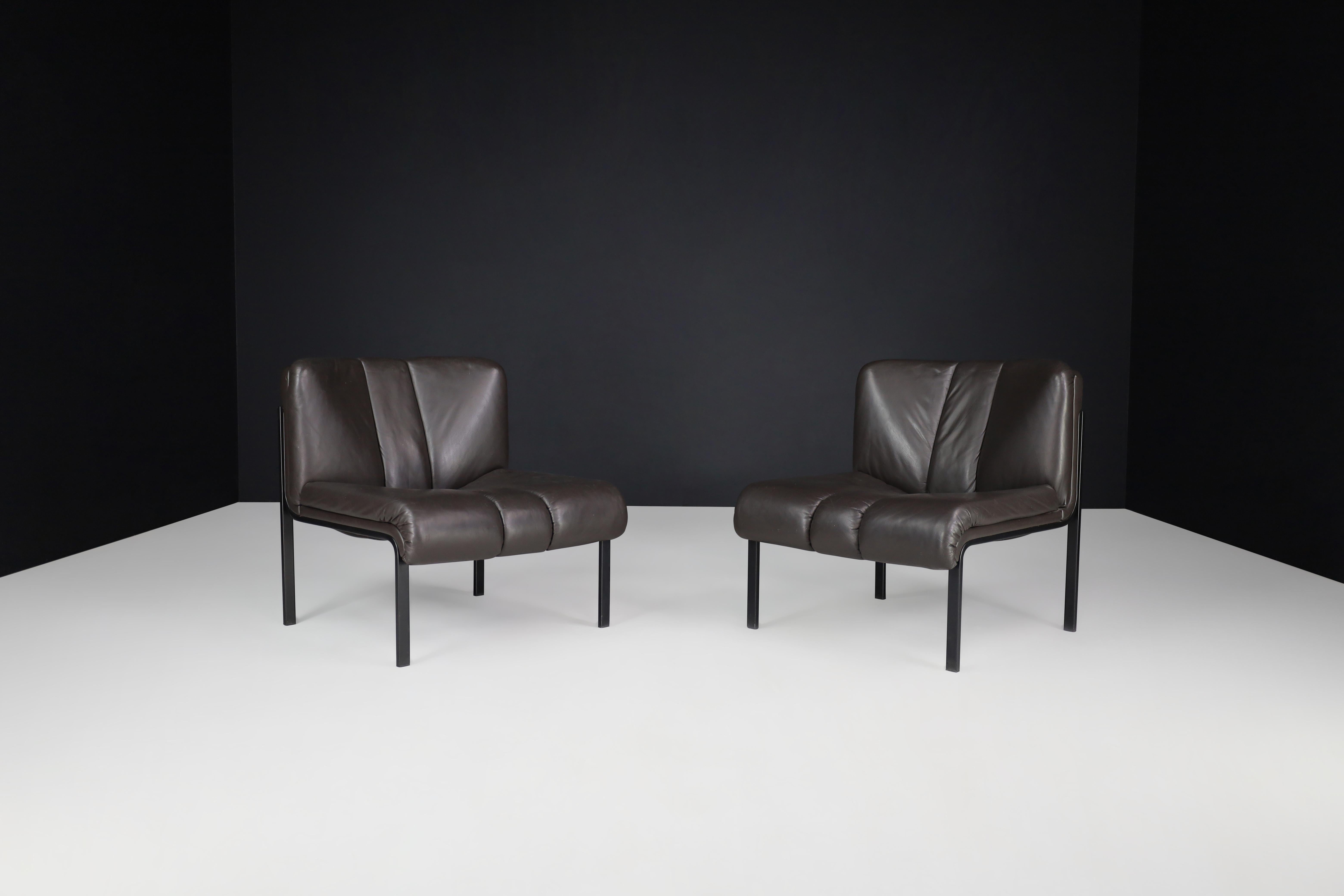 Hans Eichenberger für Girsberger 'Eurochairs' in Leder, Schweiz 1970er Jahre

Hans Eichenberger für Girsberger 'Eurochairs' in Leder, Schweiz 1970er Jahre . Jeder Stuhl ist mit zarten Lederkissen ausgestattet und steht auf einem eleganten schwarzen
