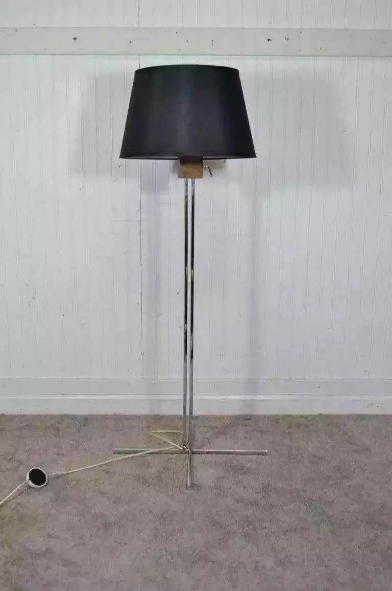Lampada da terra regolabile in cromo e noce di Hans Eichenberger. L'articolo presenta un  Elegante struttura cromata con quattro piedini rialzati e tre prese per la luce. Un design modernista molto pulito. Il paralume è mostrato a titolo indicativo