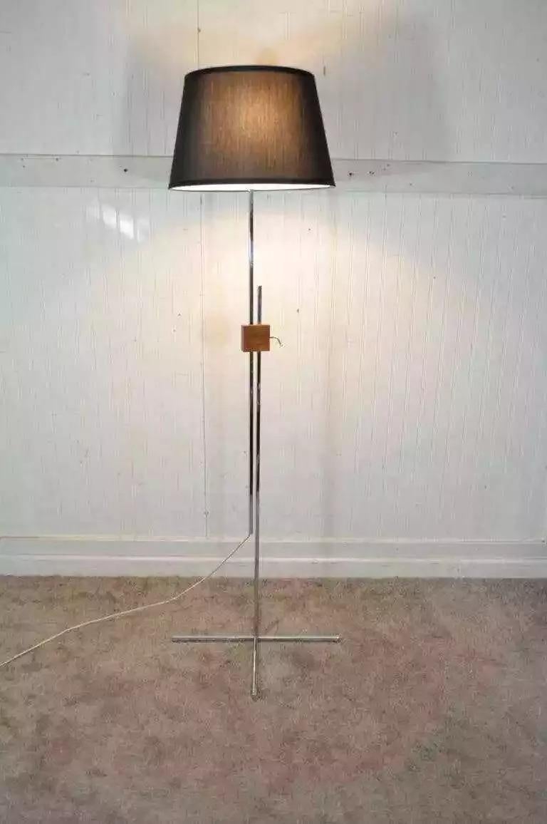 Mid-Century moderno Lampada da terra regolabile in cromo e noce di Hans Eichenberger, metà del secolo scorso in vendita