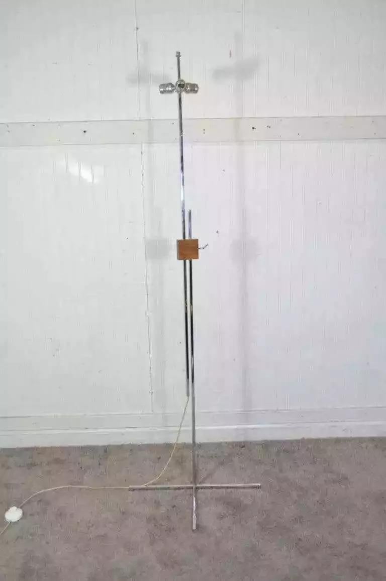 Cromo Lampada da terra regolabile in cromo e noce di Hans Eichenberger, metà del secolo scorso in vendita