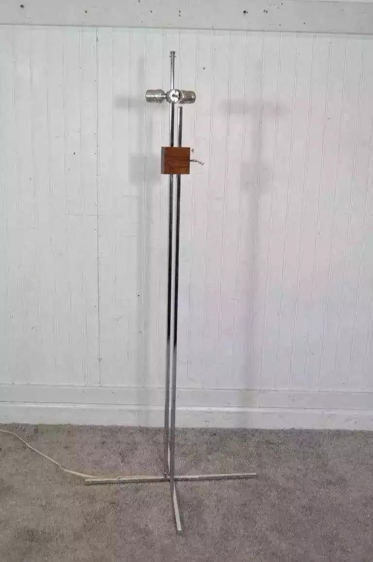 Lampada da terra regolabile in cromo e noce di Hans Eichenberger, metà del secolo scorso in vendita 1