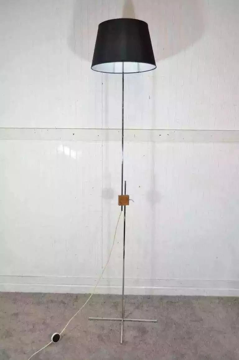 Lampada da terra regolabile in cromo e noce di Hans Eichenberger, metà del secolo scorso in vendita 2