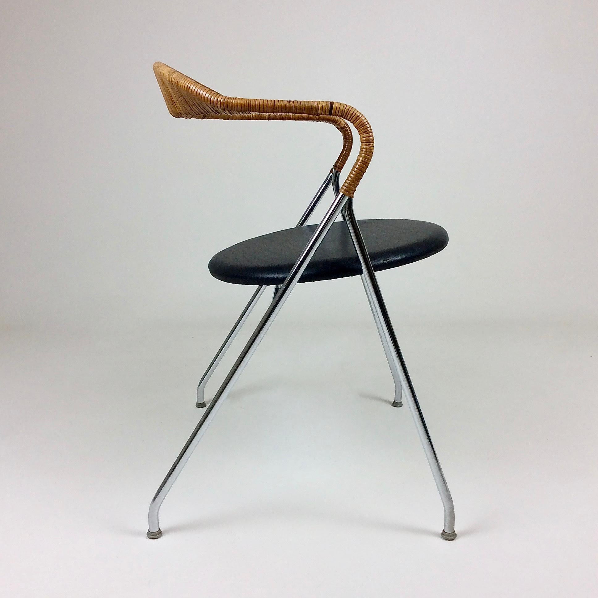 Nice Hans Eichenberger chair, Saffa HE-103 model for Dietriker, 1955, Switzerland.
Chromed tubular steel, black leather seating and cane backrest.
Dimensions: 73 cm H, 57 cm W, 50 cm D, seat height 44 cm.
All purchases are covered by our buyer