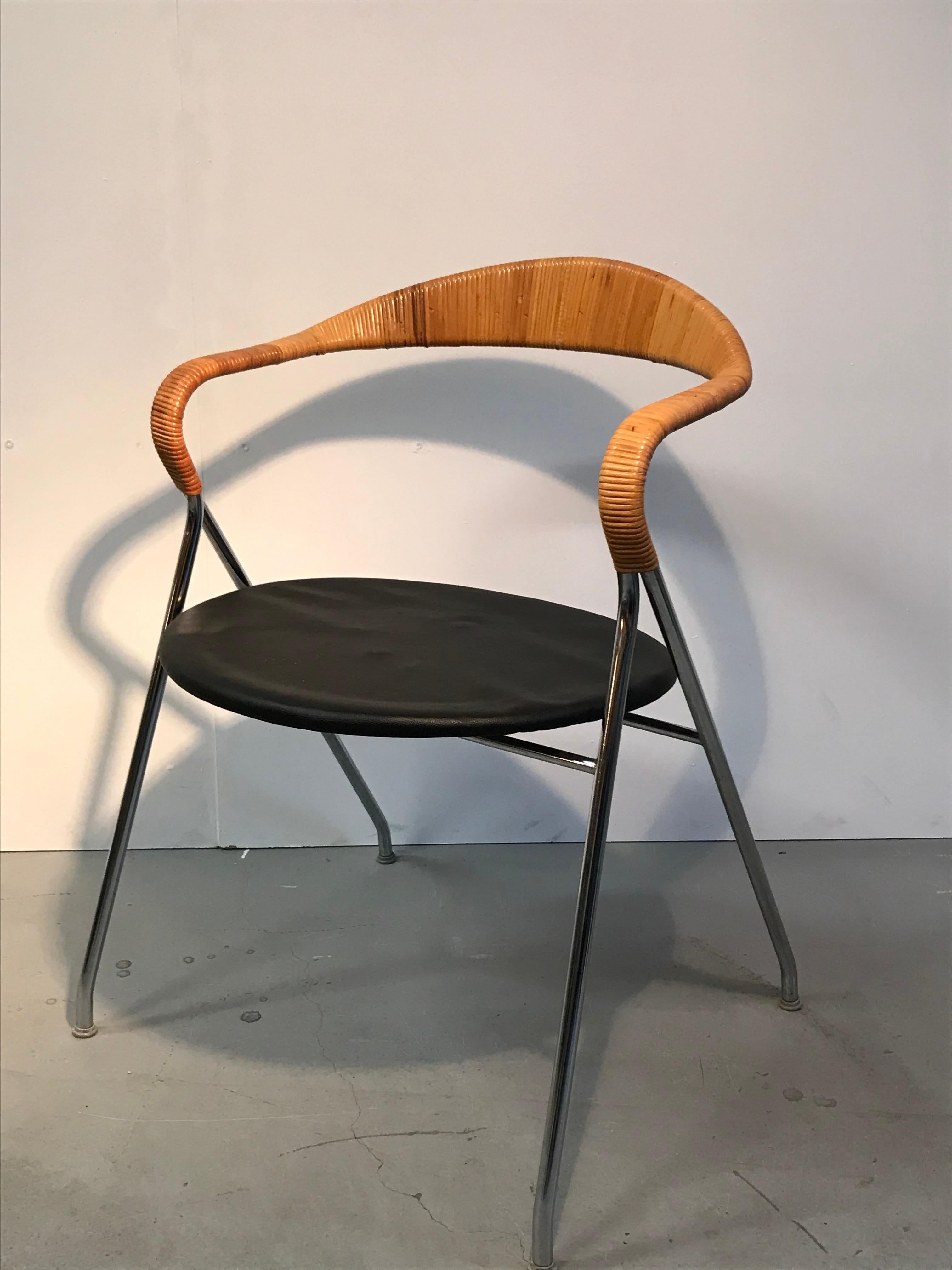 4 Stühle verfügbar von Hans Eichenberger, Schweiz geboren 1926. 
Die Stühle, Saffa HE 103, wurden 1955 für Dietiker in der Schweiz hergestellt. 

Die Beine aus verchromtem Stahlrohr mit Sitzfläche aus Leder und Rückenlehne aus Rattan sind zwar