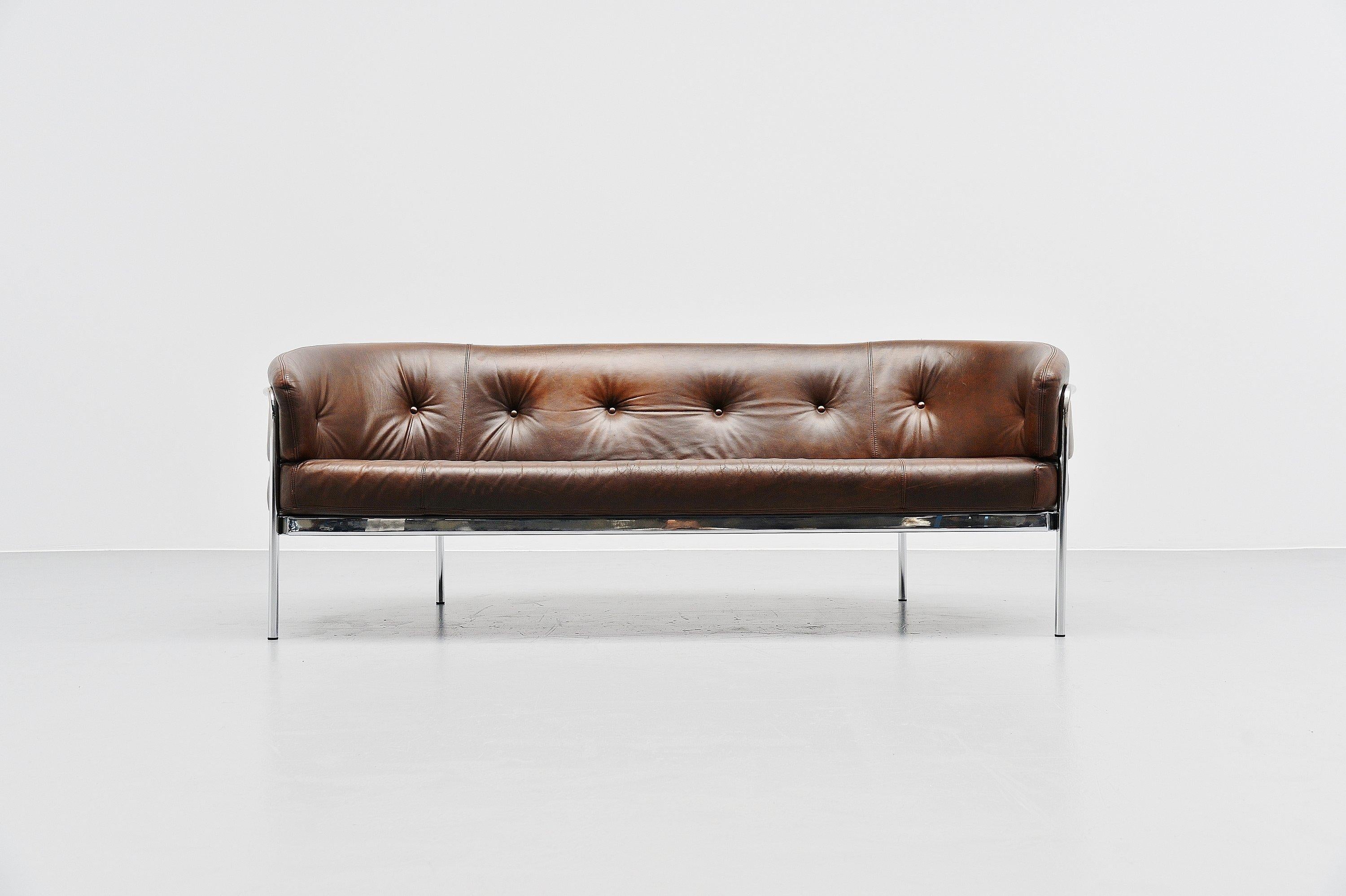 Rare small sofa model BZ19 designed by Hans Ell and manufactured by 't Spectrum, Holland, 1970. This rare sofa was only in the collection from 1970-1971 so there were not that much made. This one still has its original brown leather which has a