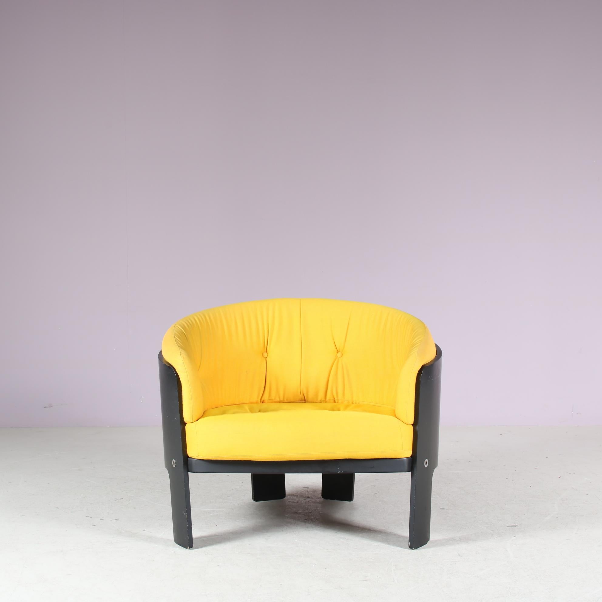 A very rare lounge chair designed by Hans Ell, manufactured by Spectrum in the Netherlands around 1970.

This eye-catching piece has a bent plywooden frame, black painted. This contrasts really nicely to the light fabric upholstery of the seat and