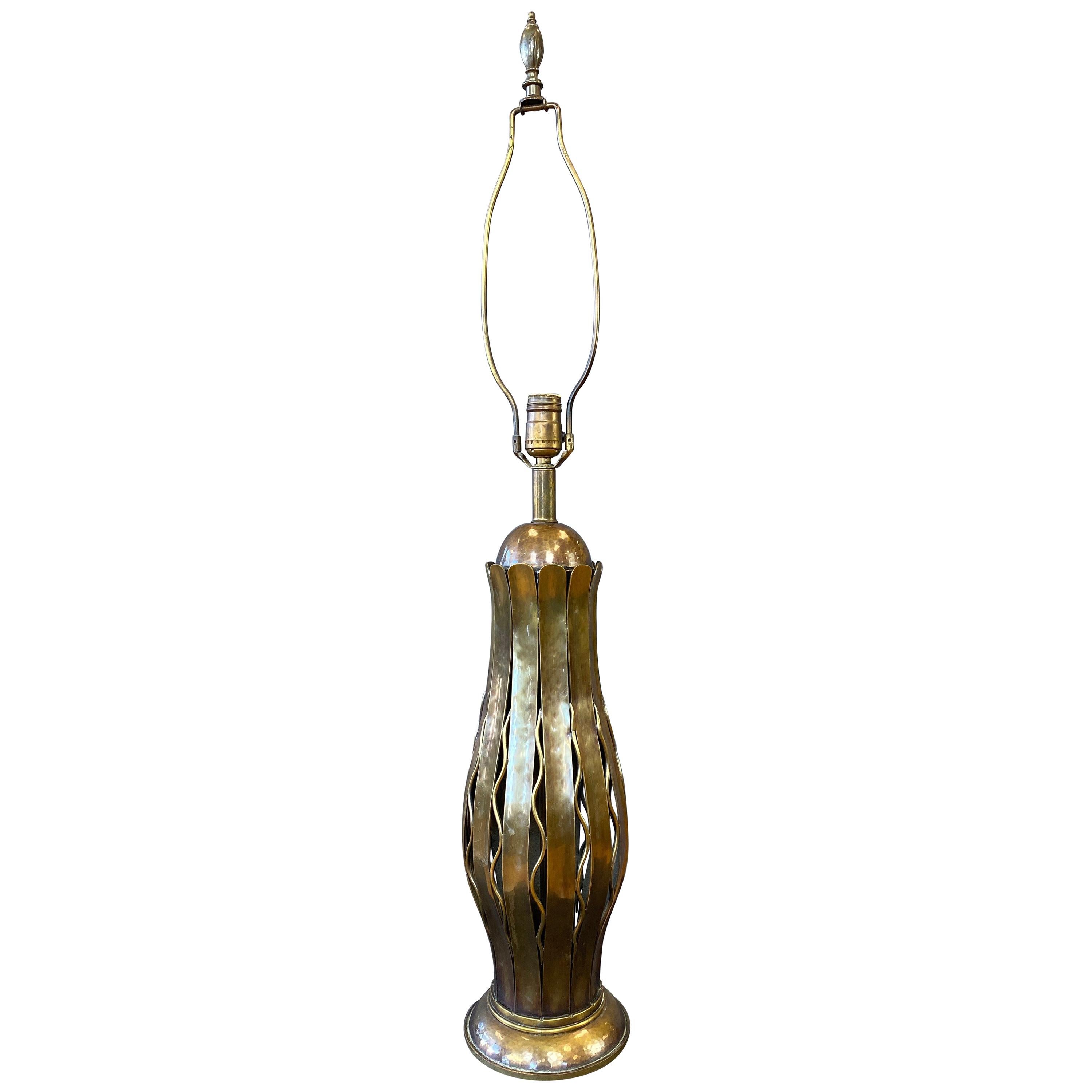 Hans Grag pour Gump's Lampe de table en cuivre et laiton martelé:: années 1950 en vente