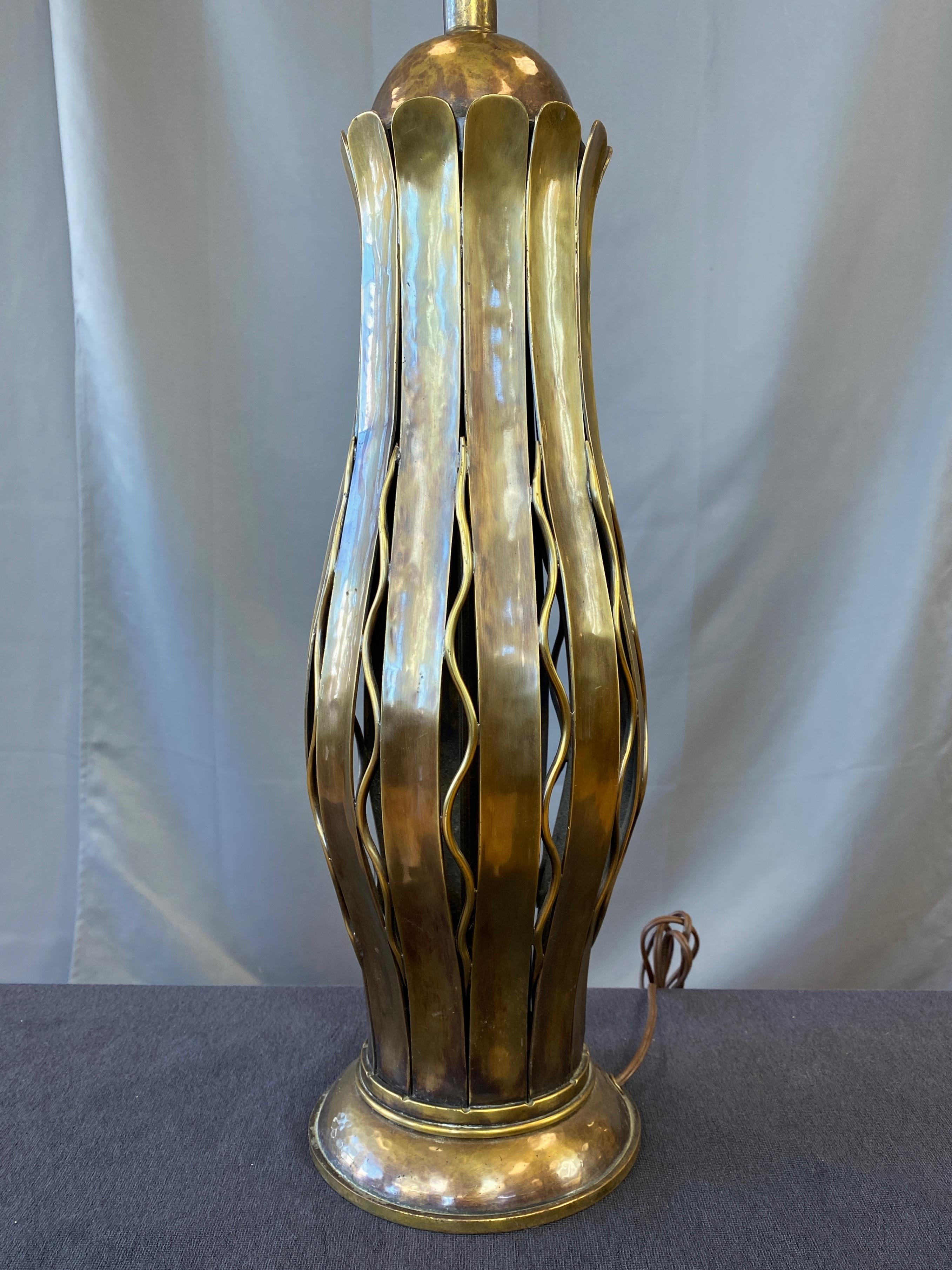Hans Grag pour Gump's Lampe de table en cuivre et laiton martelé:: années 1950 en vente 5