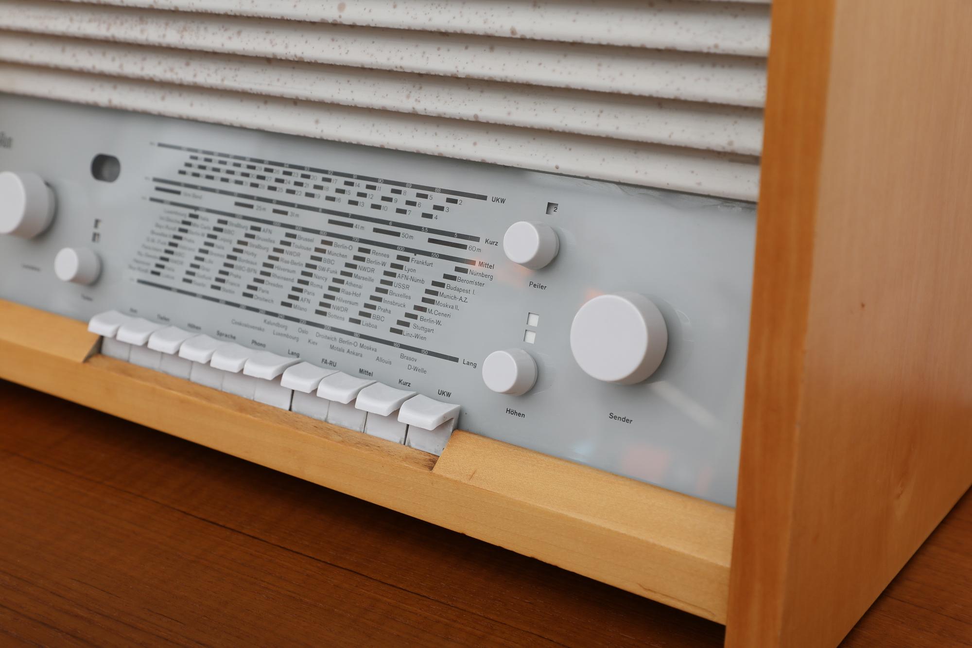 Hans Gugelot designed radio for Braun, 1955 In Good Condition For Sale In Los Angeles, CA