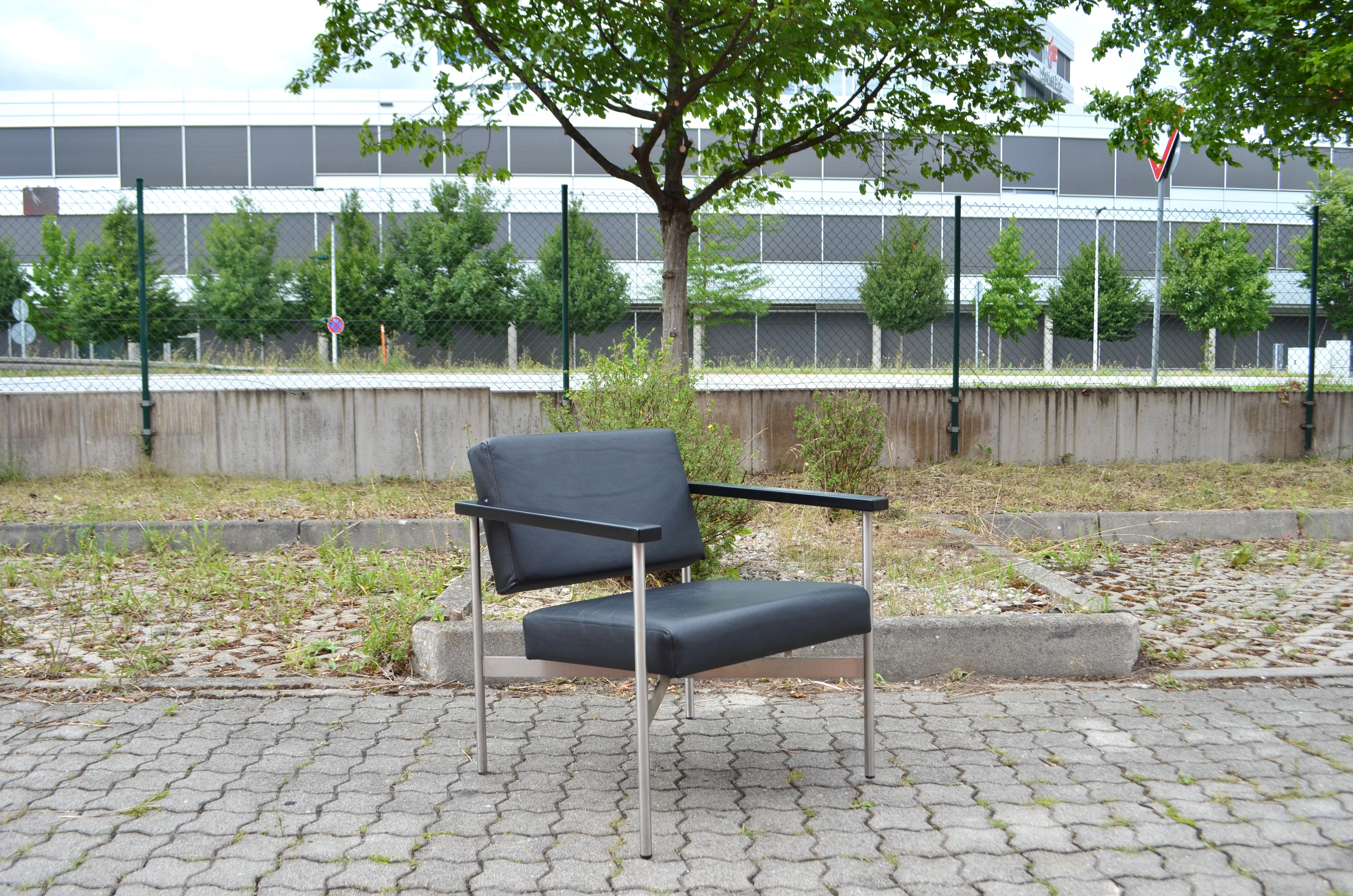 This Lounge Armchair was designed 1958 by Hans Gugelot for Bofinger.
Well known for his Electronic Design works with Dieter Rams for manufacturer BRAUN.
This model is the first reedition before 2020 HABIT reedit it the 2cond time for the 100th