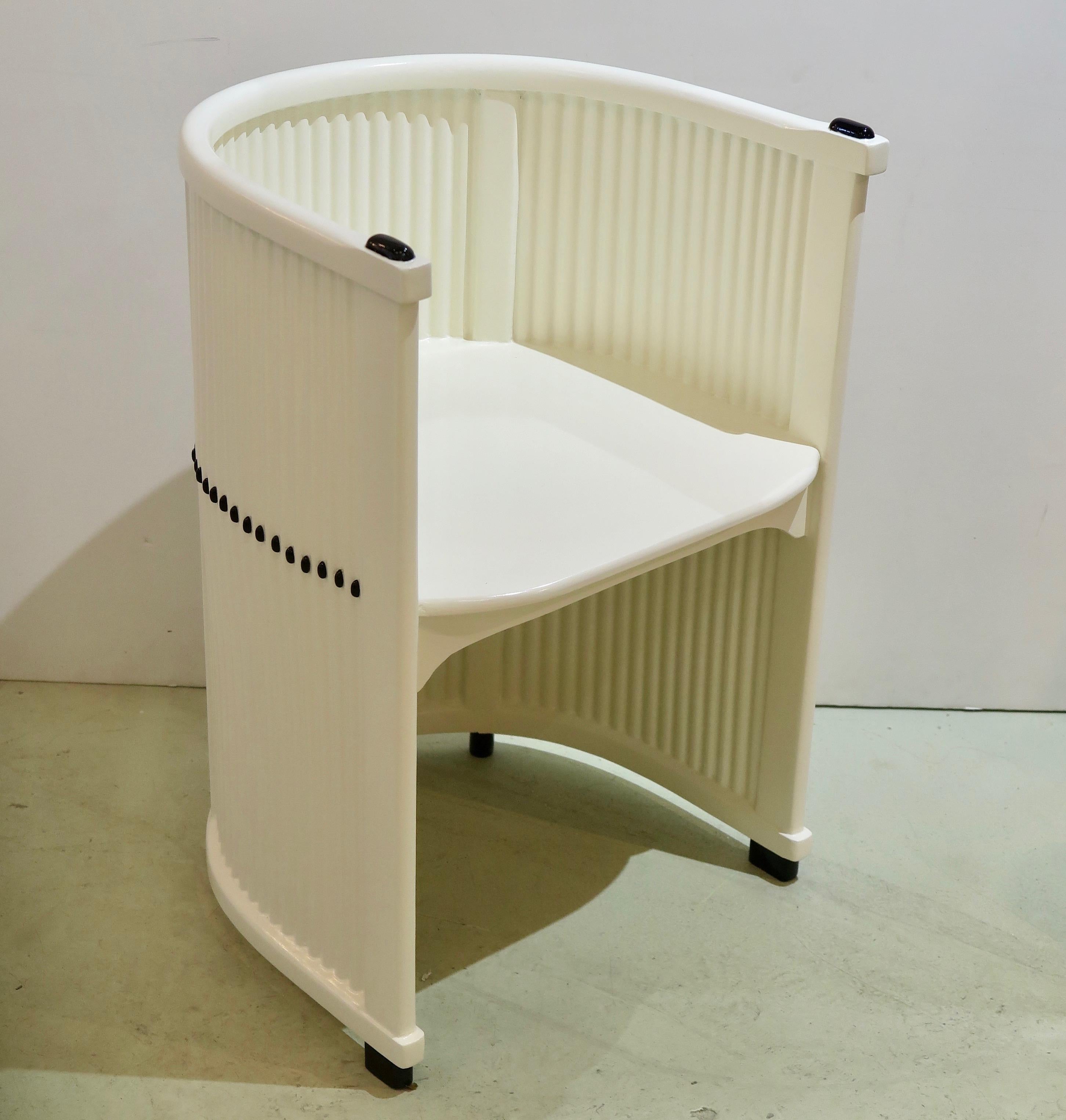 Vienna Secession pair of armchairs in white lacquered beech wood and corrugated cardboard with black decorative details designed by Hans Günther Reinstein, manufactured by Österreichische Möbelgesellschaft, circa 1911.
Restored and in perfect