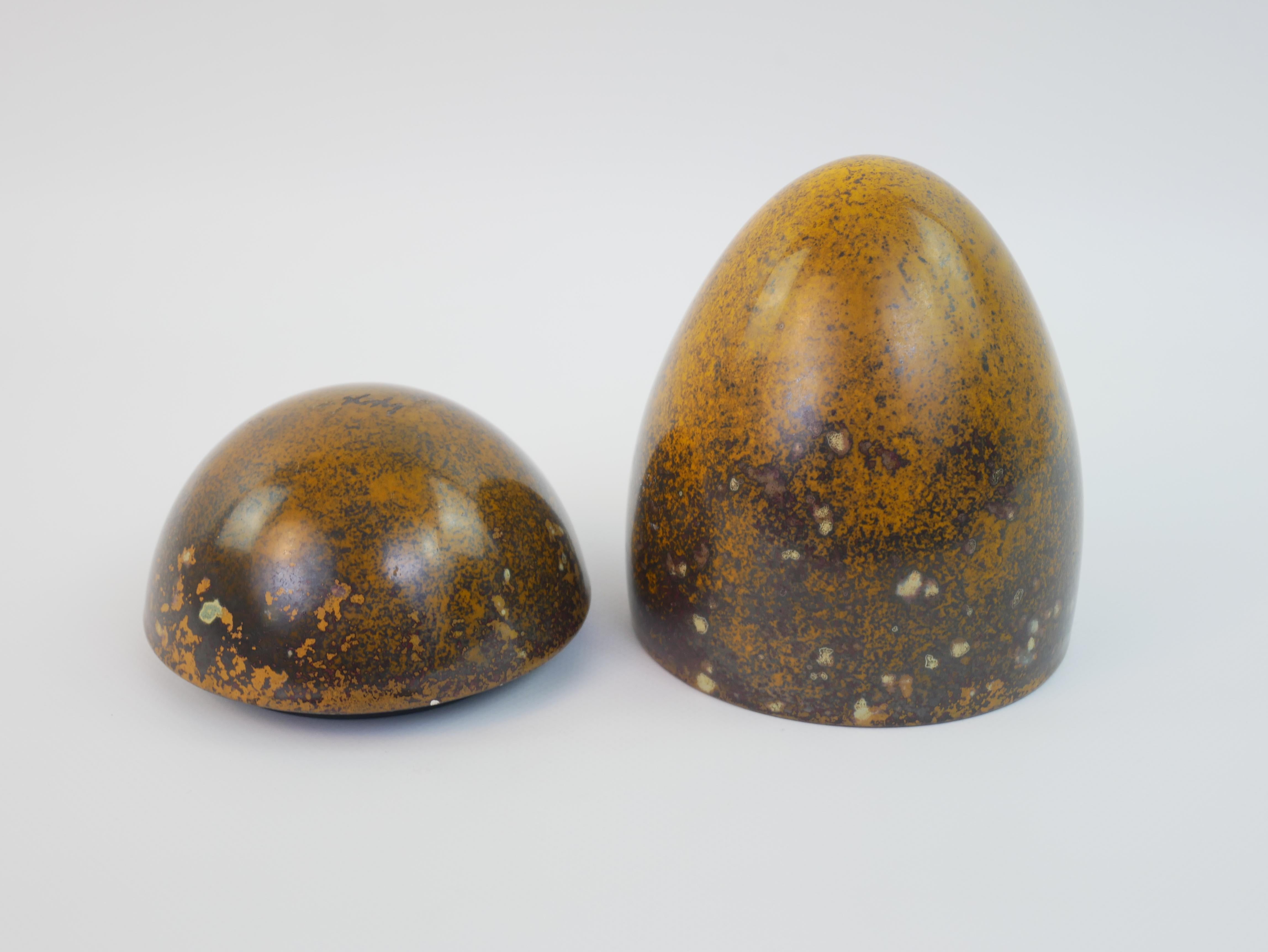 Escultura ocre de cerámica Hans Handberg en forma de caja de huevos hacia 1960 en venta 3