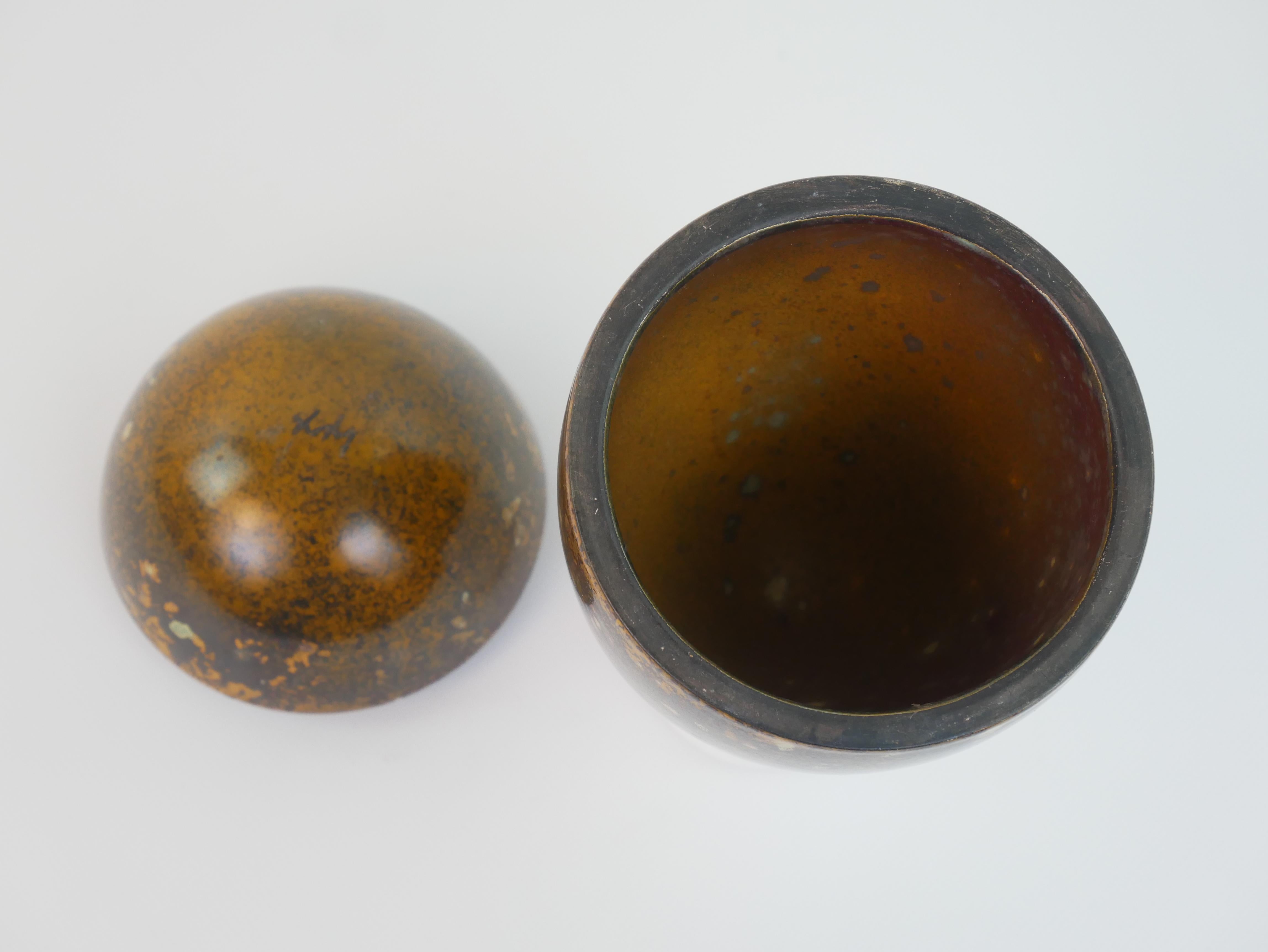Escultura ocre de cerámica Hans Handberg en forma de caja de huevos hacia 1960 en venta 7