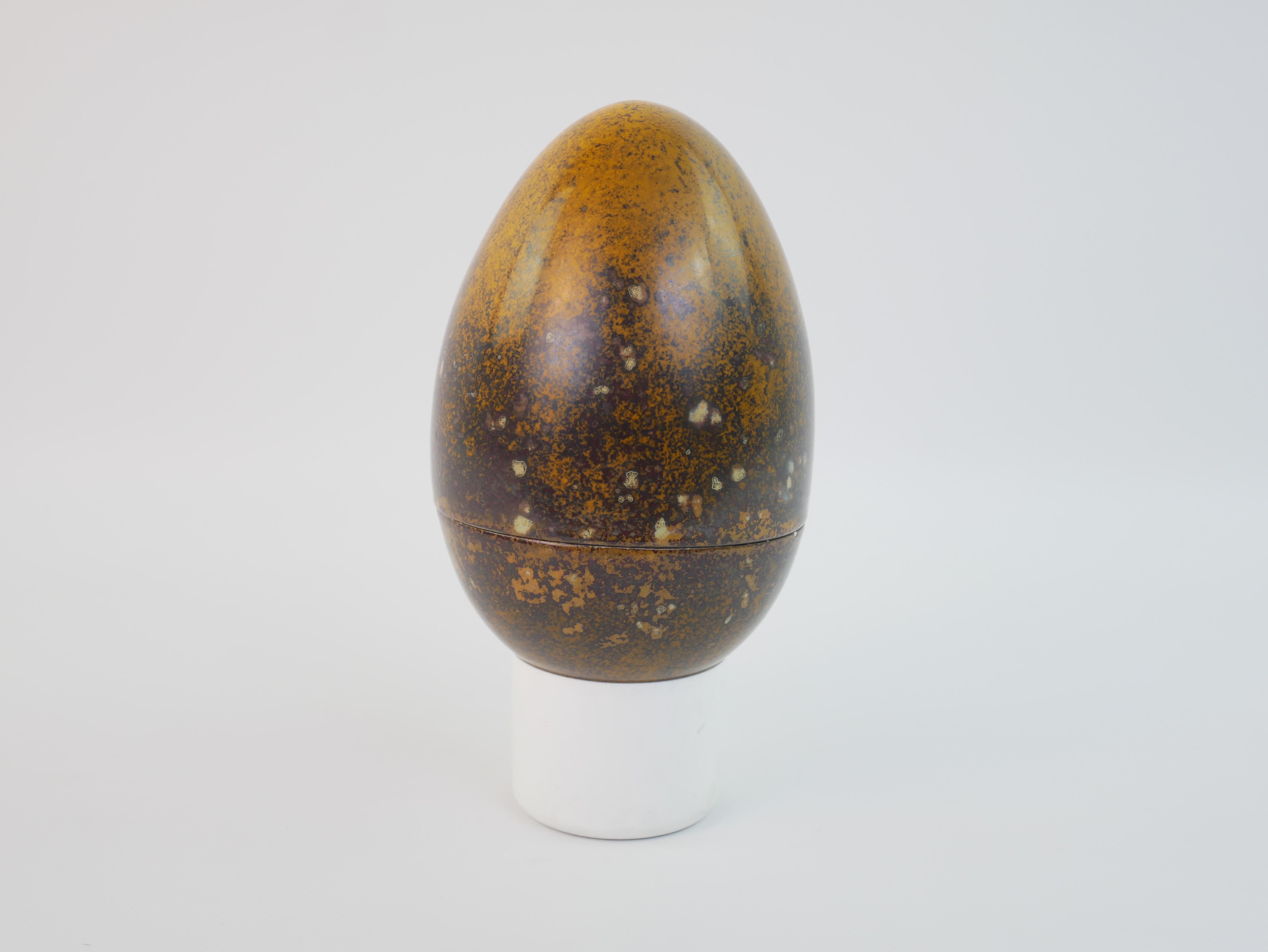 Escultura ocre de cerámica Hans Handberg en forma de caja de huevos hacia 1960 en Excelente estado para la venta en NICE, FR